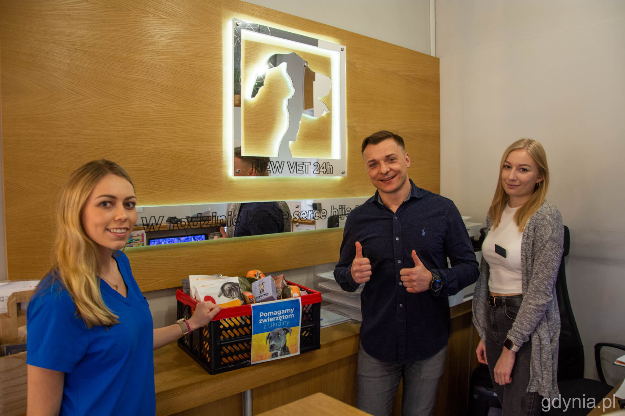Pracownicy gdyńskiej kliniki weterynaryjnej zorganizowali też zbi&oacute;rkę rzeczy dla zwierząt, kt&oacute;re przekazują fundacji wsp&oacute;łpracującej z Ukraińcami, fot. Paweł Kukla