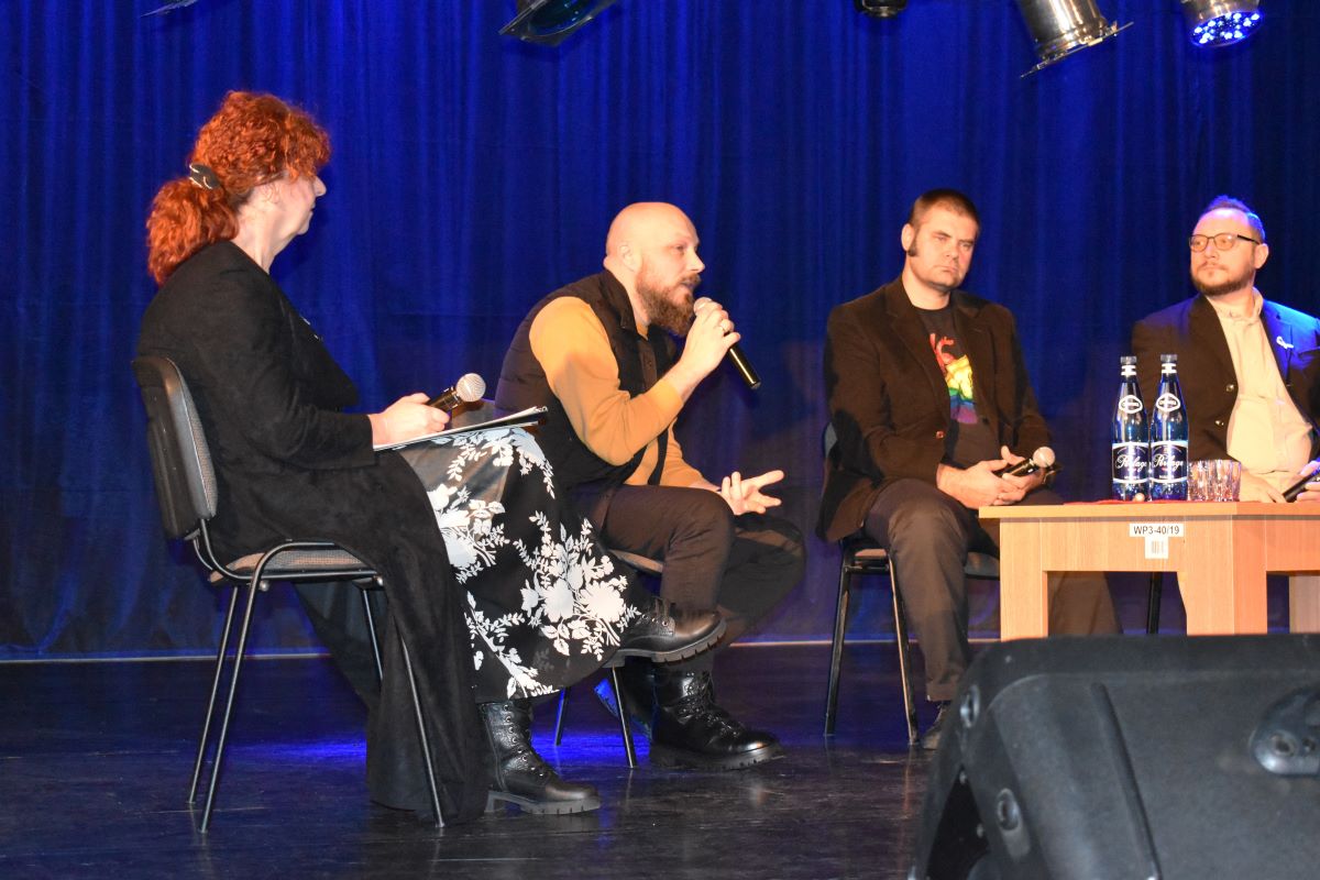 Zdjęcie przedstawia panel dyskusyjny dotyczący szacunku. Udział wzięli przedstawiciele r&oacute;żnych instytucji działających w obszarze przeciwdziałania przemocy. Na zdjęciu głos zabiera Jarosław J&oacute;zefczyk, z-ca Dyrektora MOPS w Gdyni.