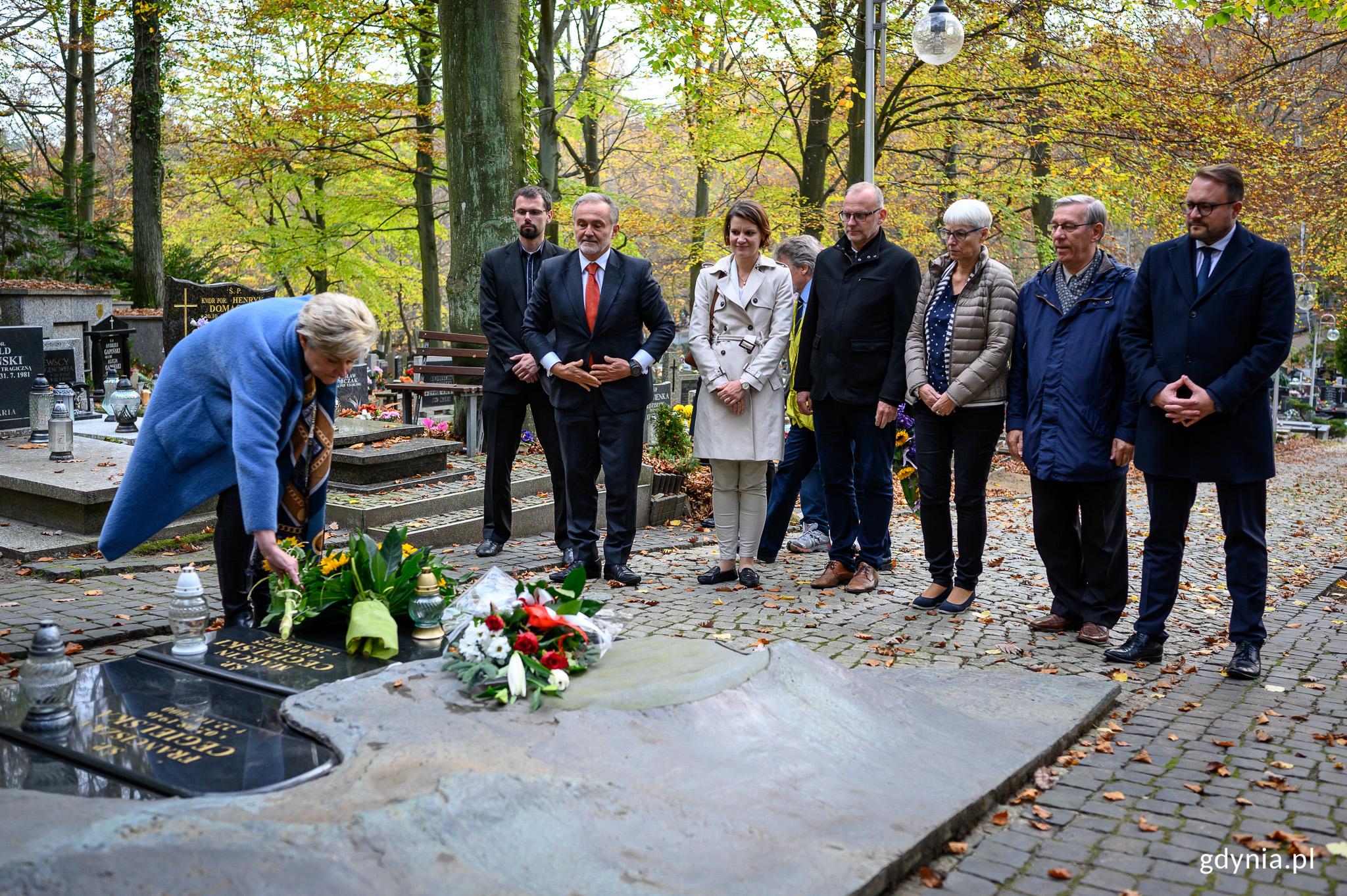Na cmentarzu witomińskim Franciszkę Cegielską  wspominali przedstawiciele miasta, kt&oacute;rzy złożyli kwiaty i zapalili znicze na jej grobie. Od lewej: radny miasta Lechosław Dzierżak, prezydent Gdyni Wojciech Szczurek, wiceprezydent Katarzyna Gruszecka-Spychała, wiceprezydent Michał Guć, przewodnicząca Rady Miasta Gdyni Joanna Zielińska, radny miasta Zenon Roda oraz wiceprezydent Marek Łucyk // fot. Dawid Linkowski