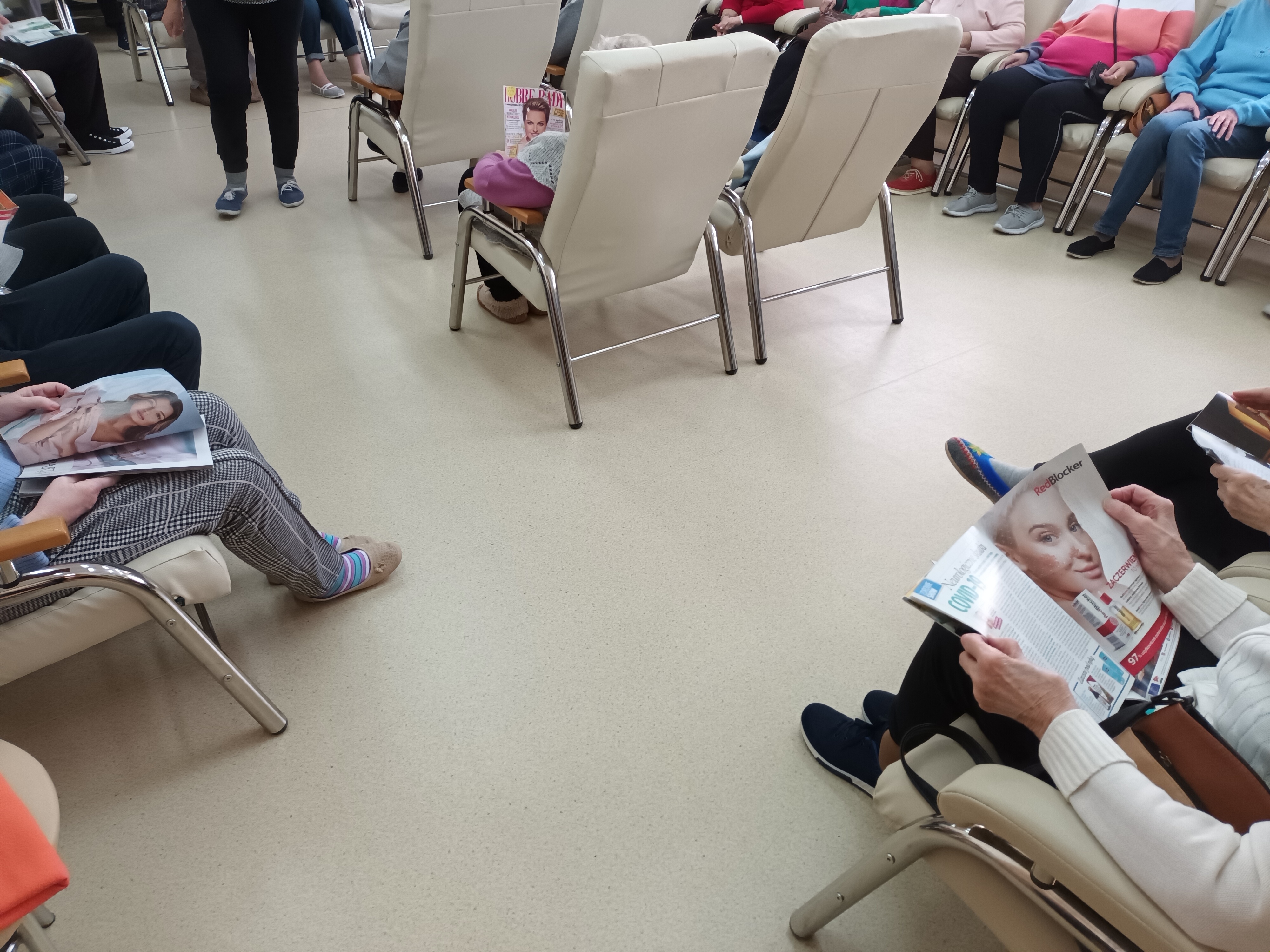 Osoby czytające gazety