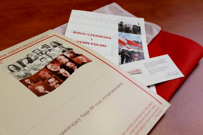 Koperta z pakietem jubileuszowym, na kt&oacute;rej znajduje się zdjęcie Eugeniusza Kwiatkowskiego, fot. www.mswia.gov.pl