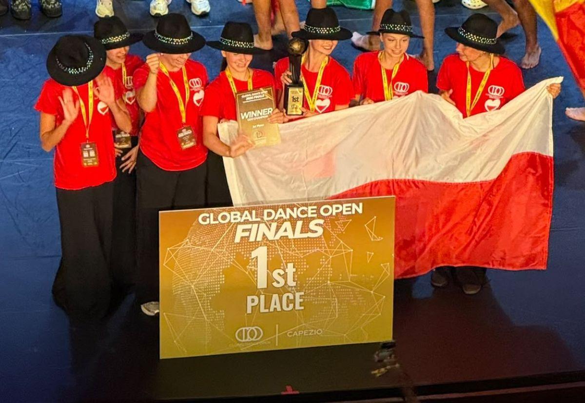 Dziewczyny z grupy Takie Studio Tańca po wygraniu mistrzostw świata w San Sebastian w 2026 roku