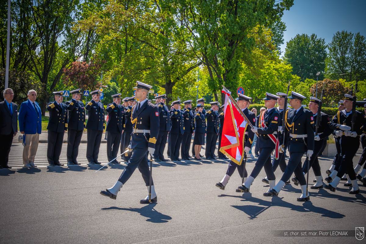 Gdyńskie obchody Międzynarodowego Dnia Uczestnik&oacute;w Misji Pokojowych ONZ oraz Dnia Weterana Działań poza Granicami Państwa przed pomnikiem Polski Morskiej. Fot. st. chor. szt. mar. Piotr Leoniak