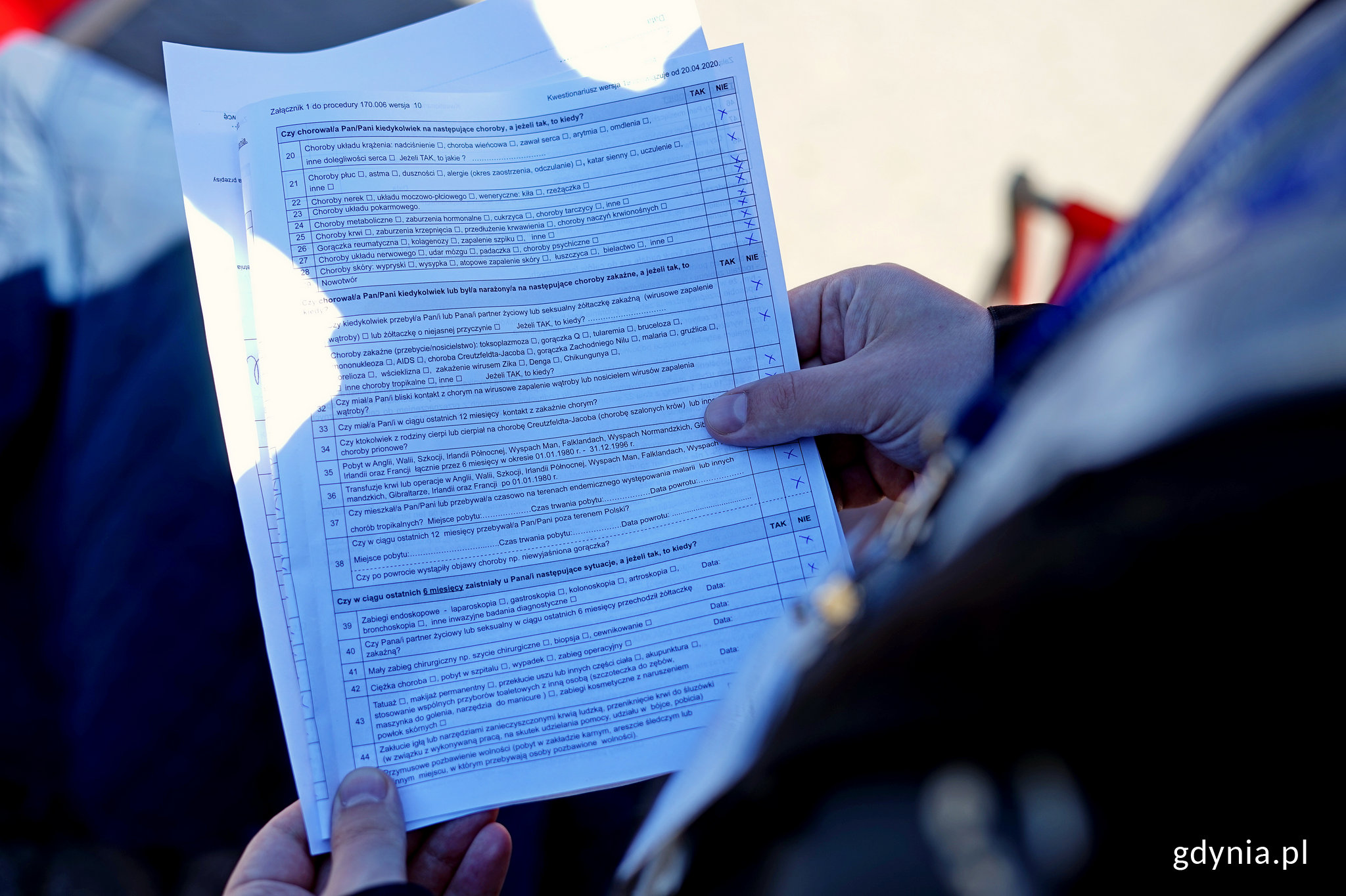 Ankieta, kt&oacute;rą musieli wypełnić chętni krwiodawcy, fot. Kamil Złoch