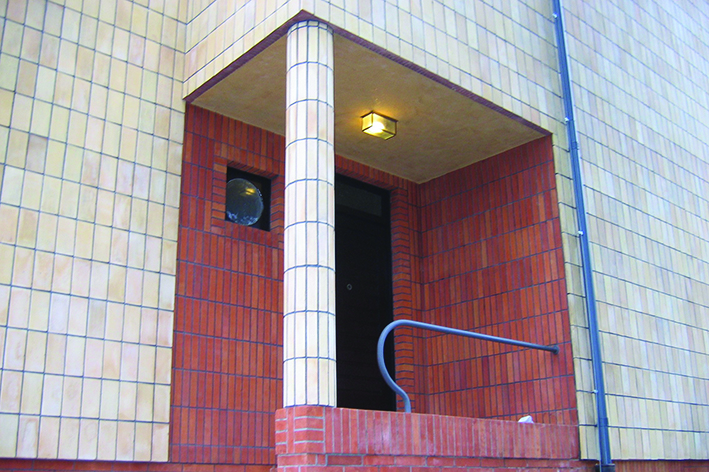 Nowoczesna oprawa oświetleniowa z&nbsp;lat 30. XX w. w formie prostopadłościanu w podcieniu wejściowym do willi w Orłowie