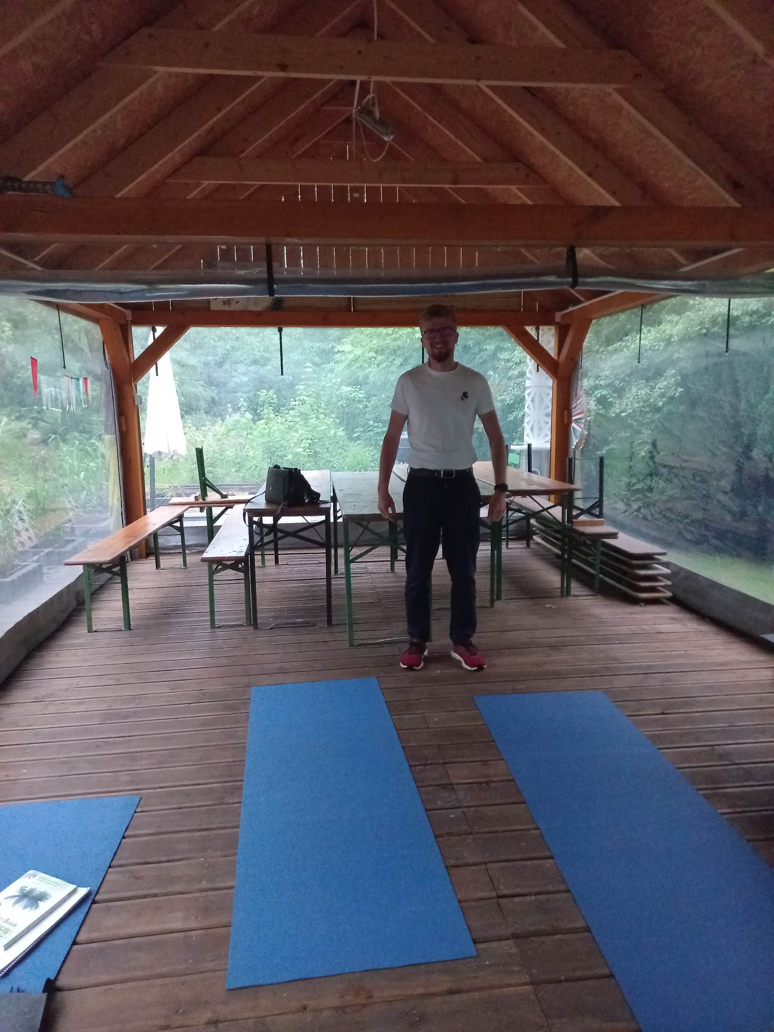 Mężczyzna stojący obok mat do ćwiczeń