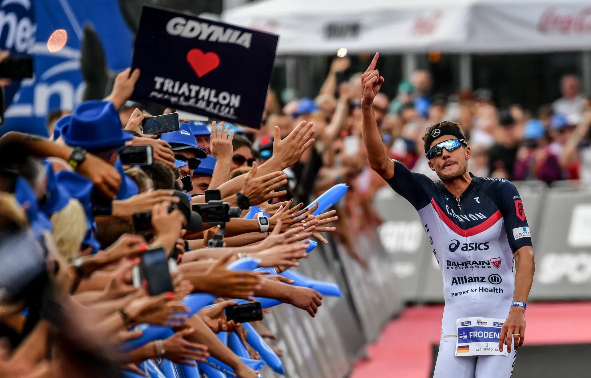 Na zdjęciu widzimy legendarnego Jana Frodeno wiwatującego wśr&oacute;d kibic&oacute;w