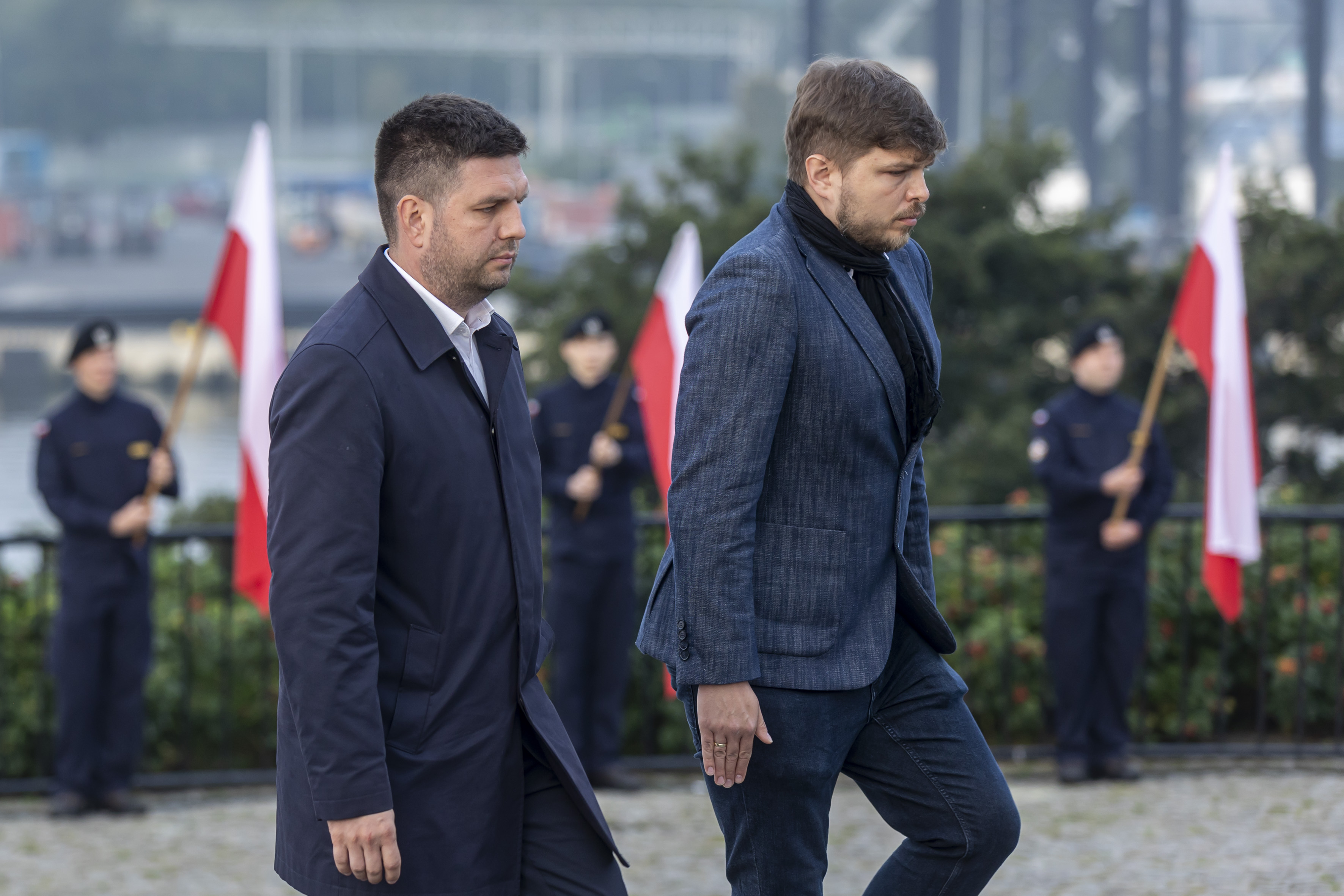 Wiceprezydent Gdyni Maciej Zielonka i radny Dominik Aziewicz podczas obchod&oacute;w 86. rocznicy wybuchu II wojny światowej, kt&oacute;re odbyły się na Westerplatte (fot. Piotr Wittman/gdansk.pl)