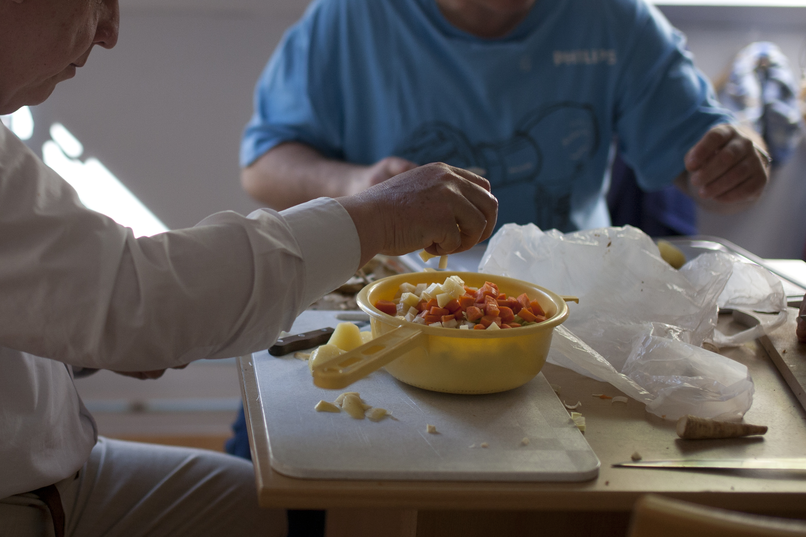 Dwie osoby w trakcie gotowania