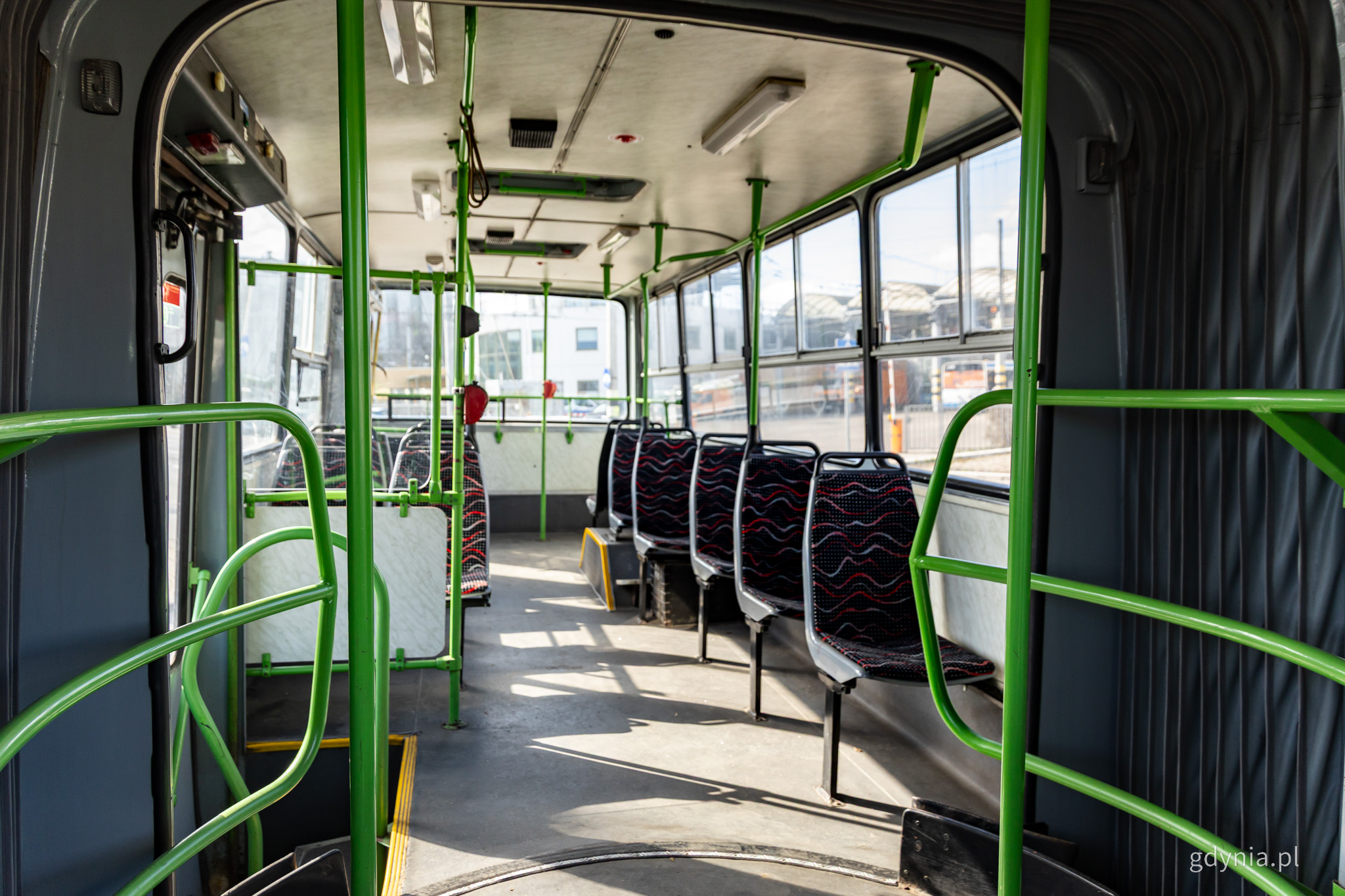 Wnętrze przegubowego trolejbusu Ikarus