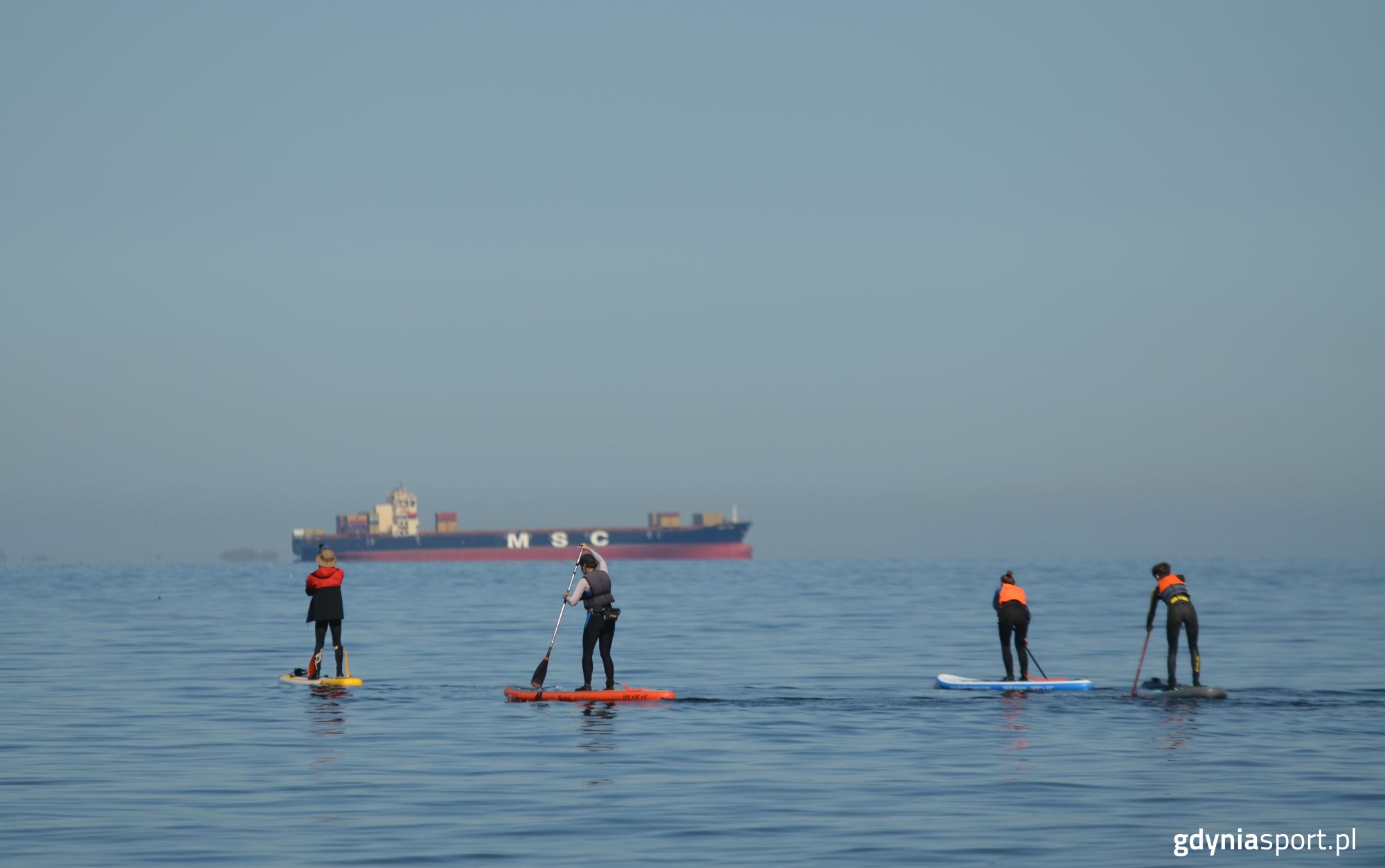 uczestnicy na deskach SUP