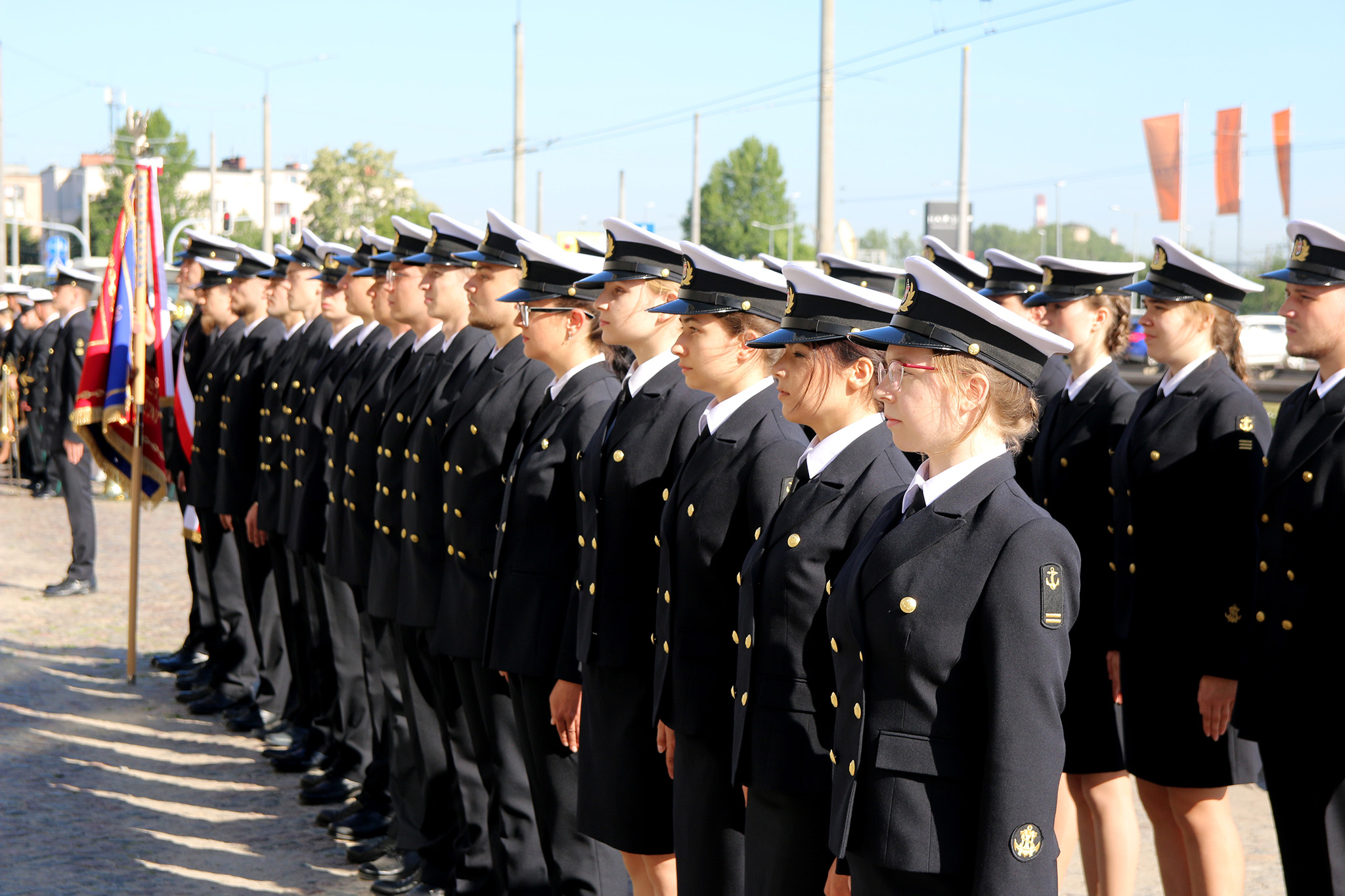 Uroczystość podniesienia bandery na Uniwersytecie Morskim w Gdyni. Na zdjęciu studenci. // mat. prasowe