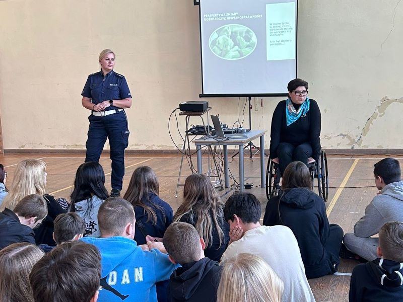  Mł. asp. Ewa Kurowska z gdyńskiej policji oraz Anna Dobkowska z Wydziału Dostępności Urzędu Miasta Gdyni podczas spotkania z uczniami Szkoły Podstawowej nr 43 (fot. materiały KMP w Gdyni)
