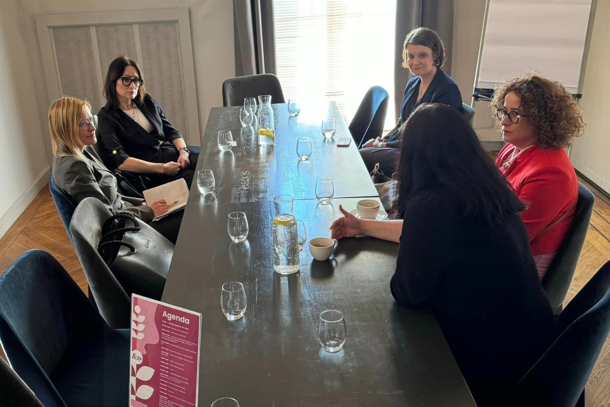 Uczestniczki i moderatorka dyskusji roundtable podczas konferencji &bdquo;Polka XXI wieku&rdquo;. Wśr&oacute;d nich wiceprezydentka Gdyni Katarzyna Gruszecka-Spychała i Karolina Zowczak &ndash; burmistrzyni miasta i gminy Osieck (u g&oacute;ry po prawej i lewej)