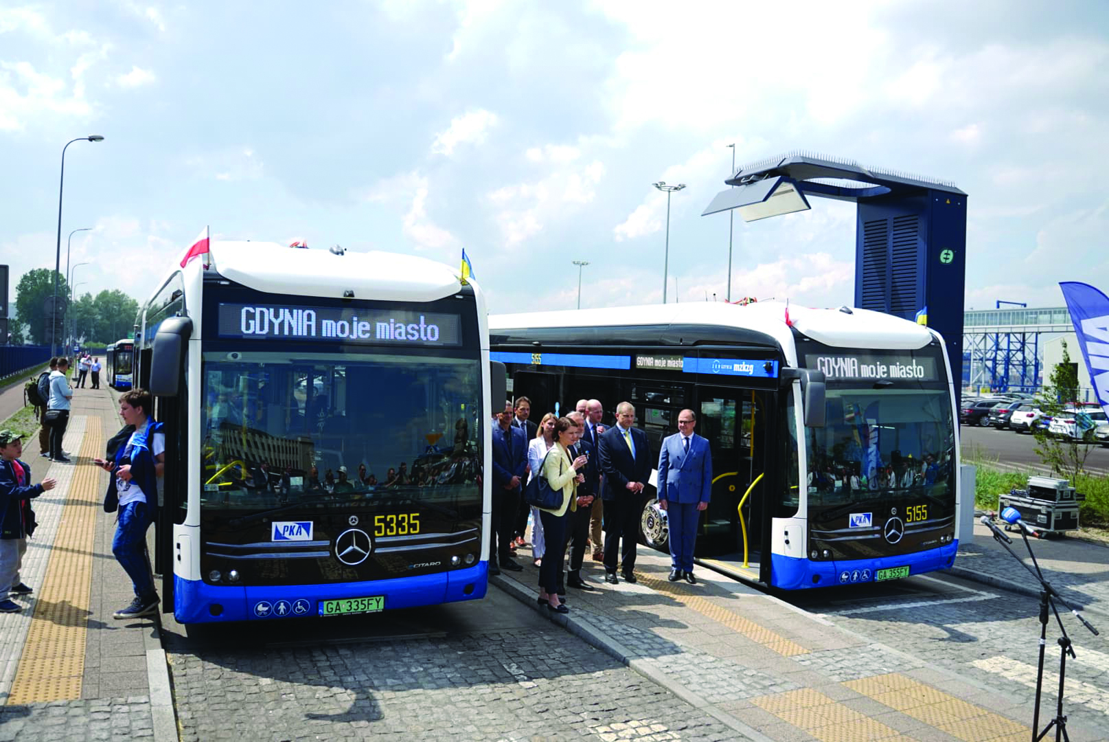 Nowoczesne elektrobusy Mercedes-Benz przed Muzeum Emigracji zaprezentowane podczas konferencji prasowej z udziałem samorządowc&oacute;w i przedstawicieli sp&oacute;łek przewozowych // fot. Kamil Złoch