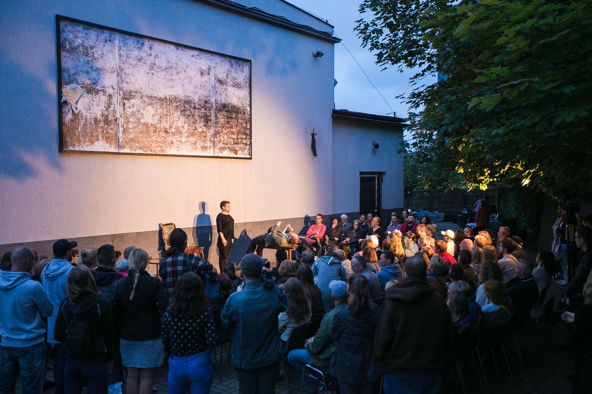 Jeden z ubiegłorocznych występ&oacute;w "Pociągu do miasta" w dzielnicach Gdyni, fot. Karol Stańczak