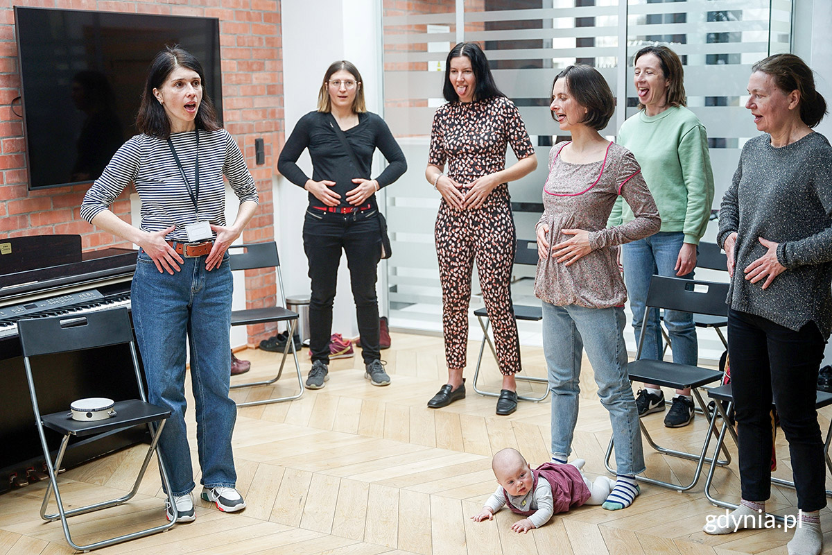 Olena i uczestniczki na warsztatach w Konsulacie Kultury