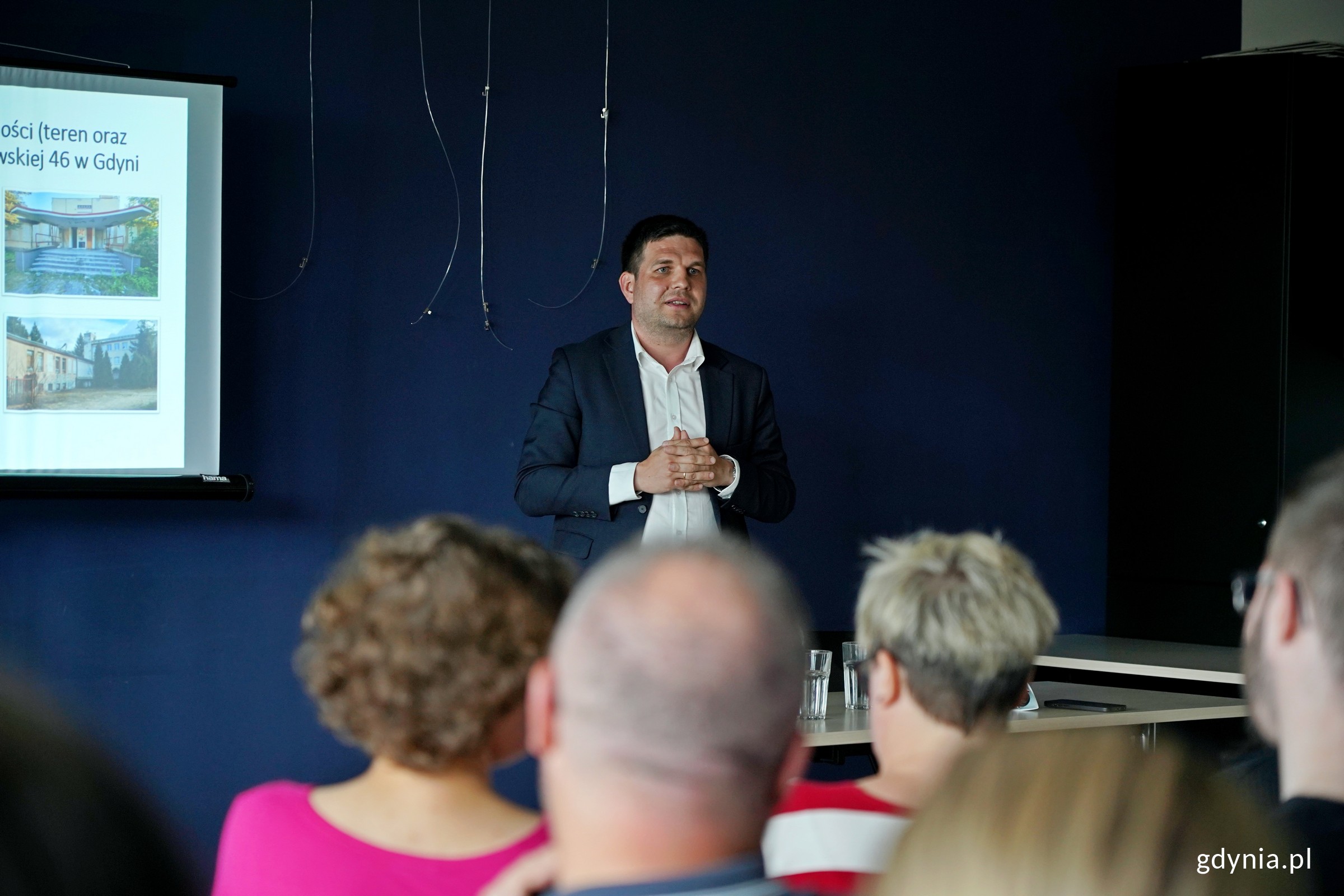 Wiceprezydent Maciej Zielonka podczas spotkania konsultacyjnego ws. terenu po dawnym domu dziecka (fot. Magdalena Czernek)