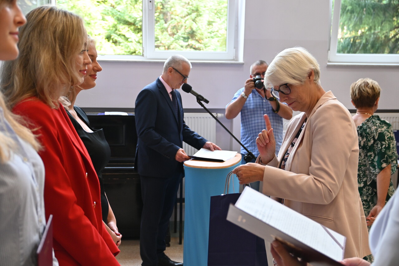 Podw&oacute;jny jubileusz III LO im. Marynarki Wojennej w Gdyni - Joanna Zielińska, przewodnicząca Rady Miasta Gdyni wręcza nagrody 