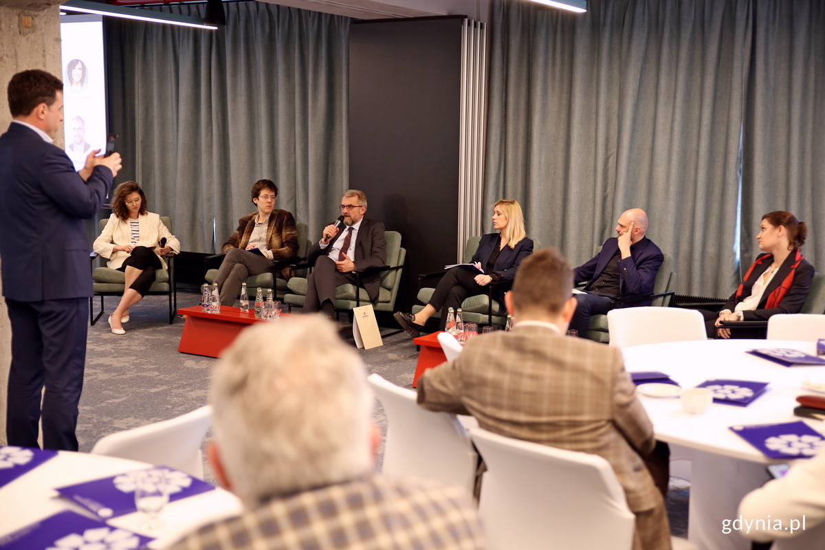 Debata na temat społecznego postrzegania działalności deweloper&oacute;w. Dd prawej siedzą uczestnicy: Katarzyna Gruszecka-Spychała, wiceprezydentka Gdyni ds. gospodarki; architekt Jakub Bladowski; Emilia Lodzińska, radna Gdańska; Wojciech Koziorowski, prezes PZFD Tr&oacute;jmiasto; dr Łukasz Drozda, autor książki "Dziury w ziemi. Patodeweloperka w Polsce"; moderatorka Anna Krzyżanowska. Fot. Przemysław Kozłowski