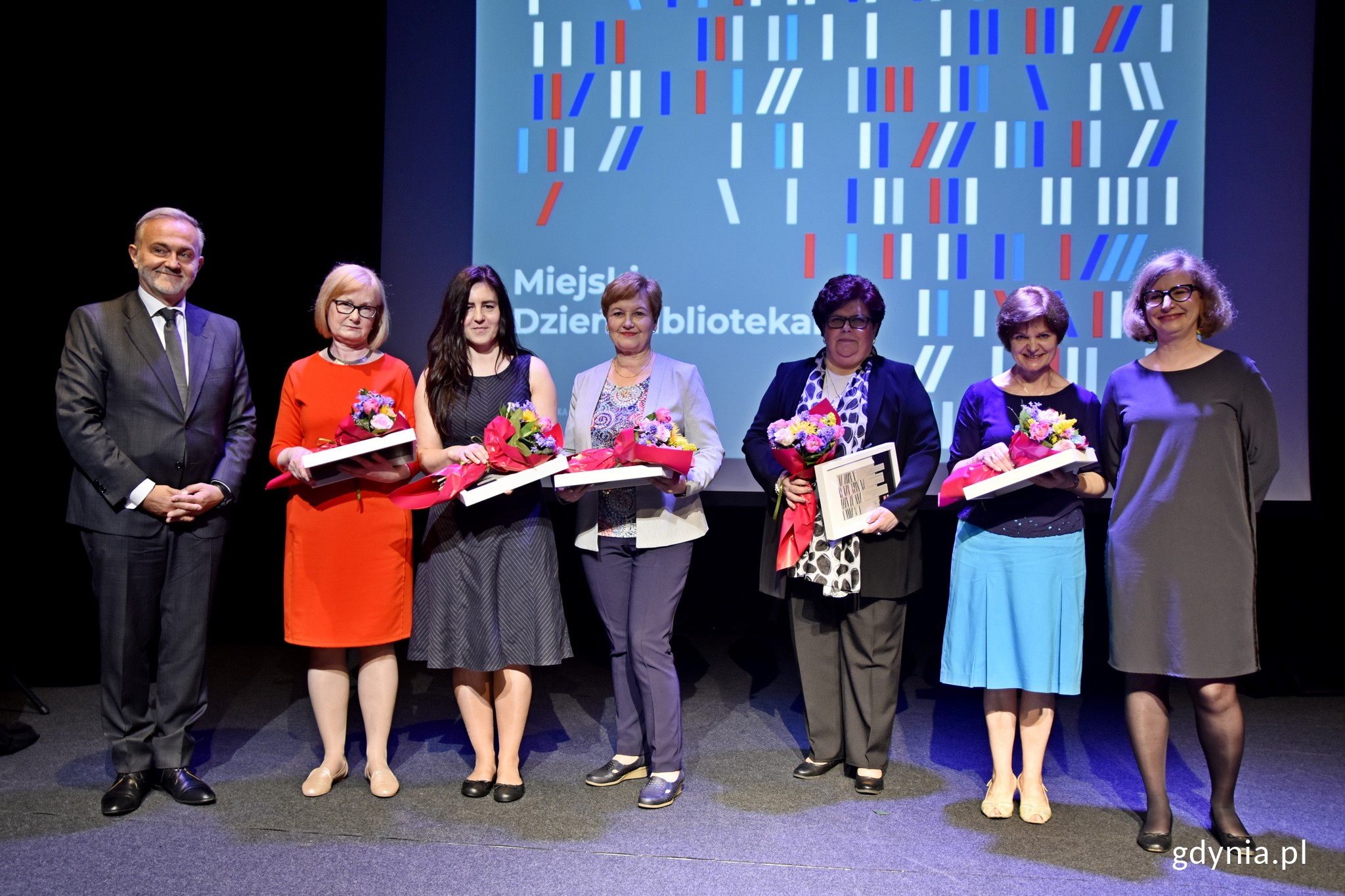 Miejski Dzień Bibliotekarza w Gdyni. Laureacji nagr&oacute;d wraz z prezydentem Gdyni Wojciechem Szczurkiem i dyrektor MBP - Natalią Gromow / fot. Paweł Kukla