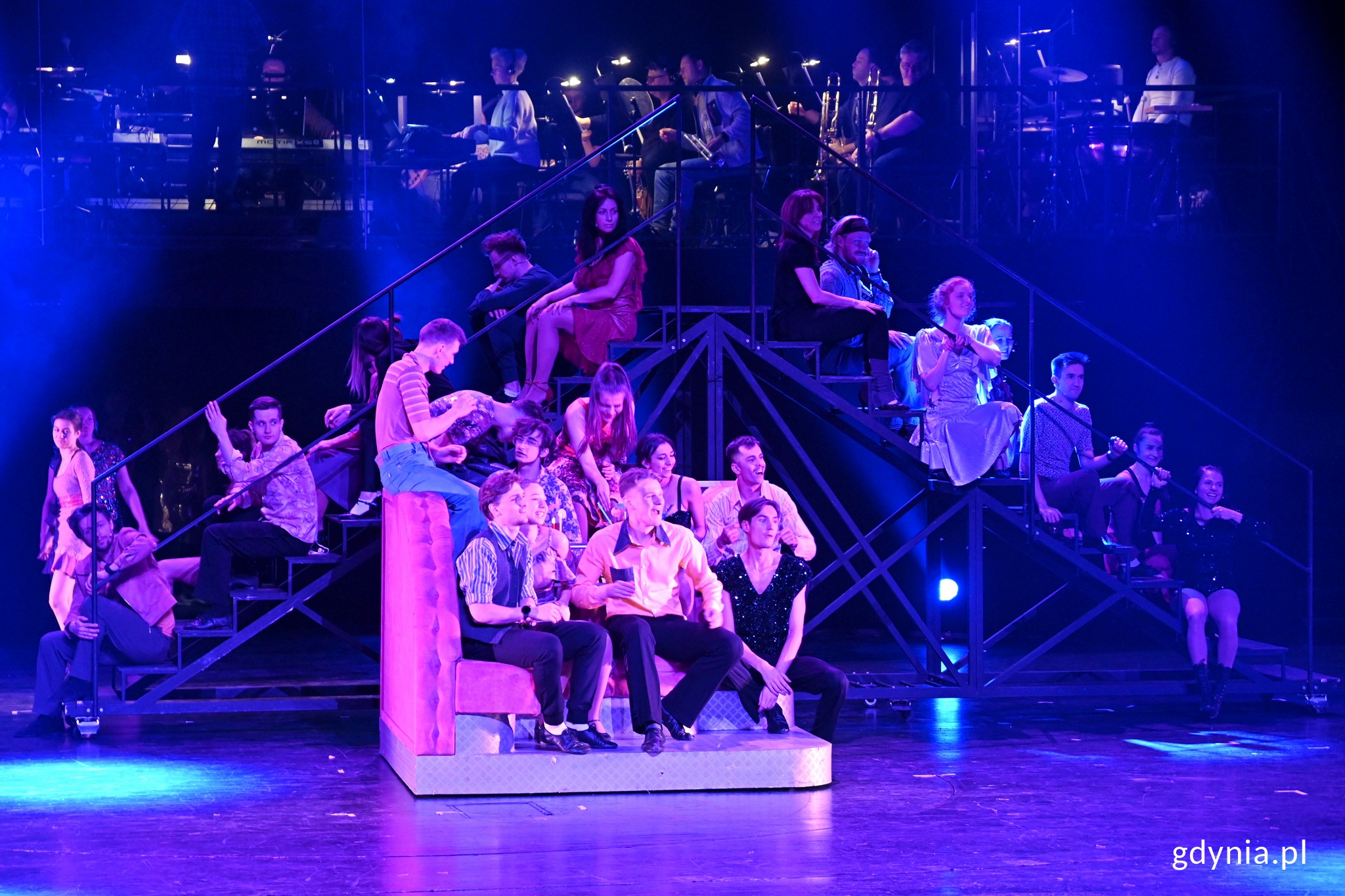 Zdjęcie z pr&oacute;by &bdquo;Koncertu Sylwestrowego&rdquo; w Teatrze Muzycznym w Gdyni. Scena zbiorowa // fot. Magdalena Czernek