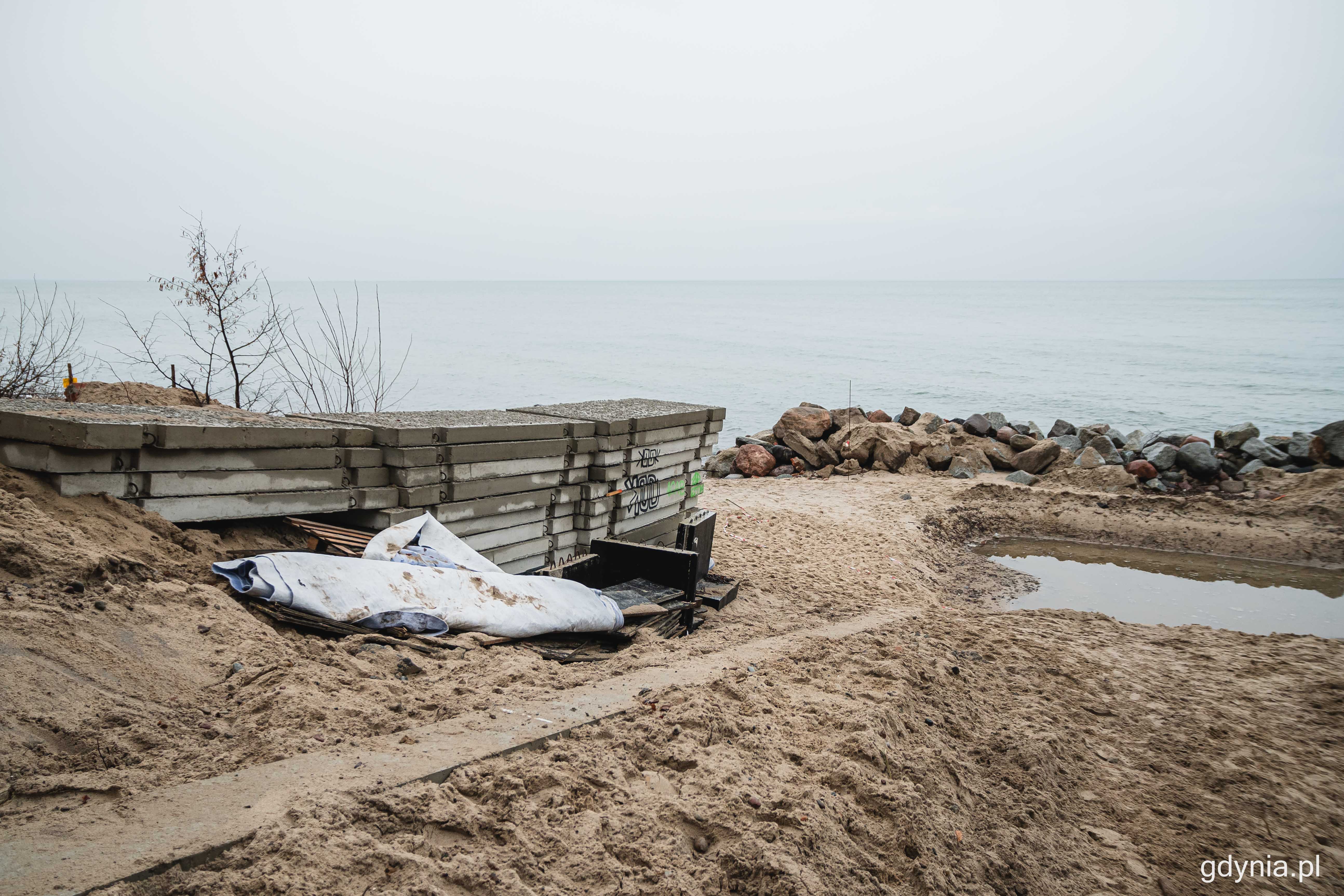 Plażę w Oksywiu połączy z Kępą Oksywską droga techniczna. Fot. Kamil Złoch