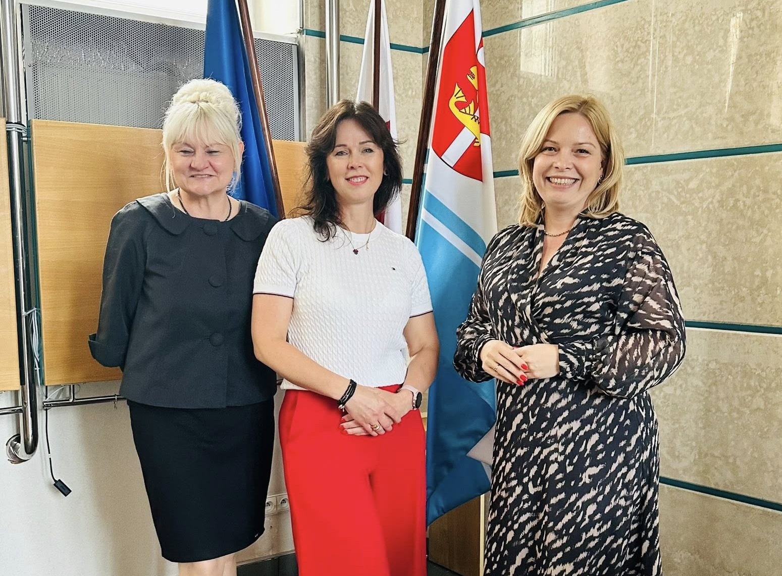 Anna Gulgowska (w środku) w towarzystwie wiceprezydentki Oktawii Gorzeńskiej i naczelniczki Wydziału Edukacji Iwony Tanewskiej