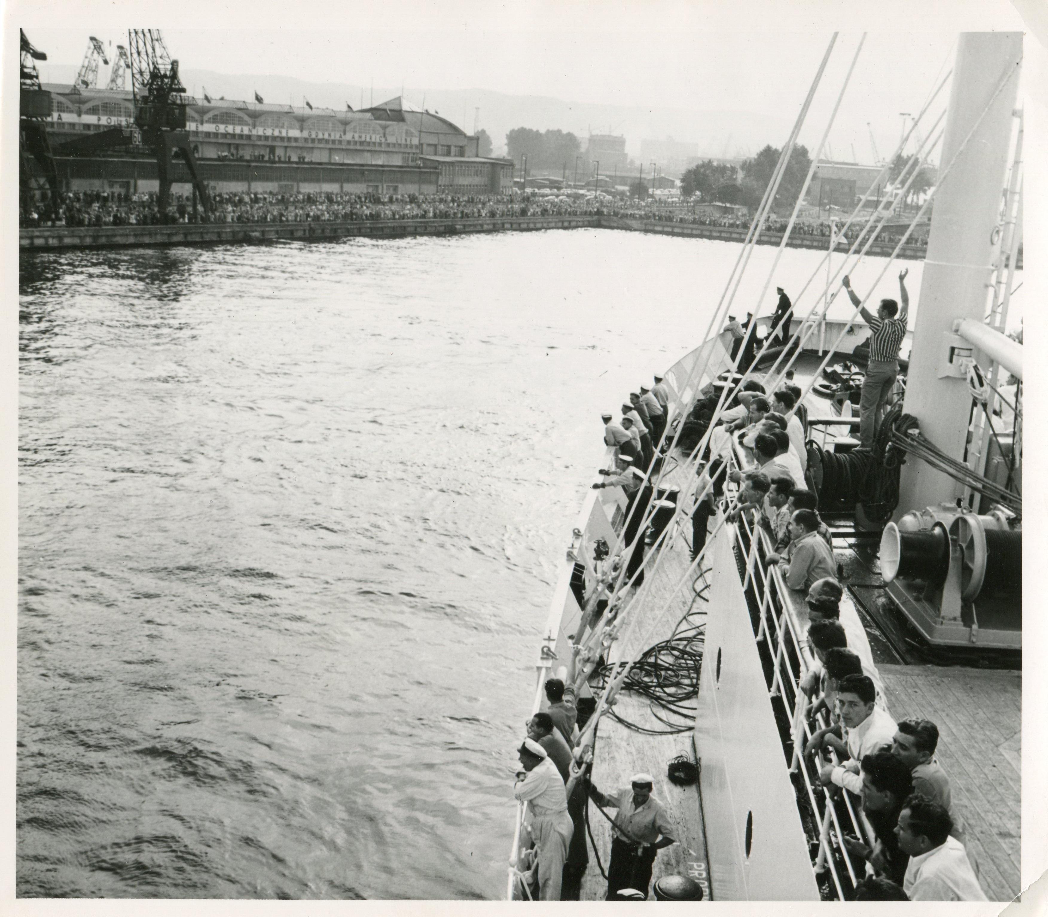 Ms &bdquo;Batory&rdquo; wypływa z Gdyni &ndash; w tle Dworzec Morski &ndash; dzisiejsza siedziba Muzeum Emigracji w Gdyni, 1960 r. // fot. Florian Staszewski