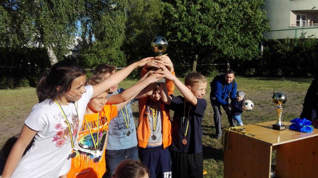 Grupa dzieci podczas zajęć sportowych