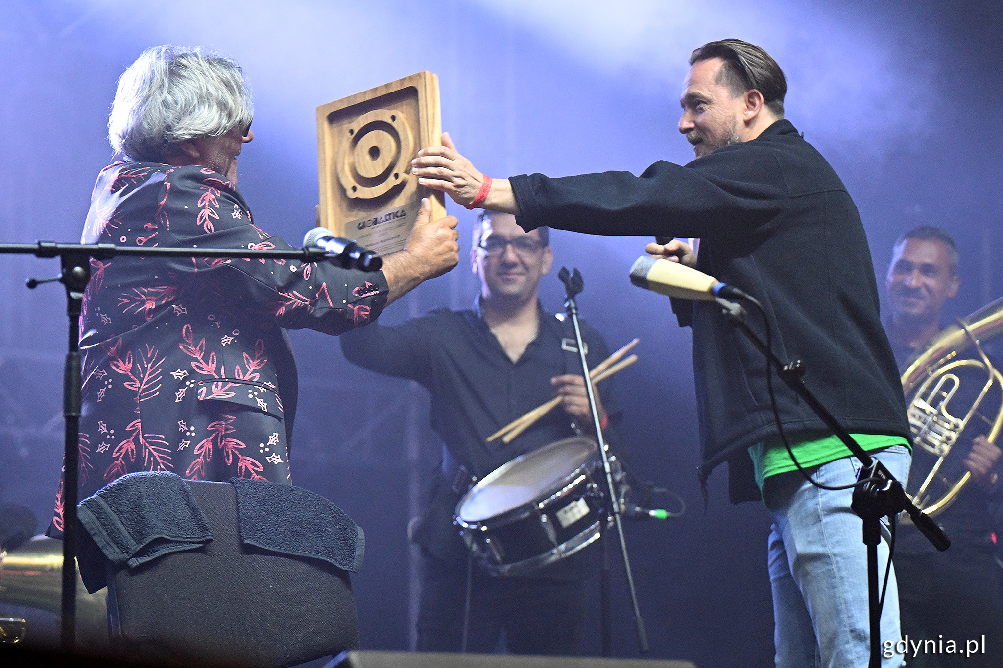 Boban Marković odbiera nagrodę za wybitne osiągnięcia, kt&oacute;rą wręcza mu Piotr Pucyło, dyrektor artystyczny festiwalu Globaltica (fot. Michał Puszczewicz)