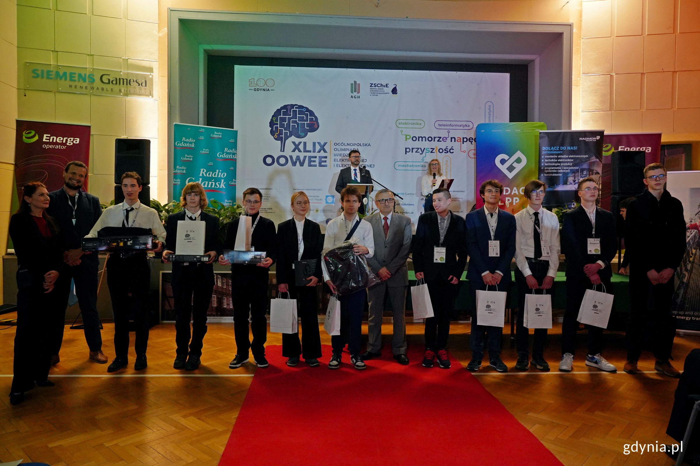 Finaliści oraz laureaci Og&oacute;lnopolskiej Olimpiady Wiedzy Elektrycznej i Elektronicznej w kategorii &bdquo;Elektronika&rdquo; (fot. Magdalena Czernek)