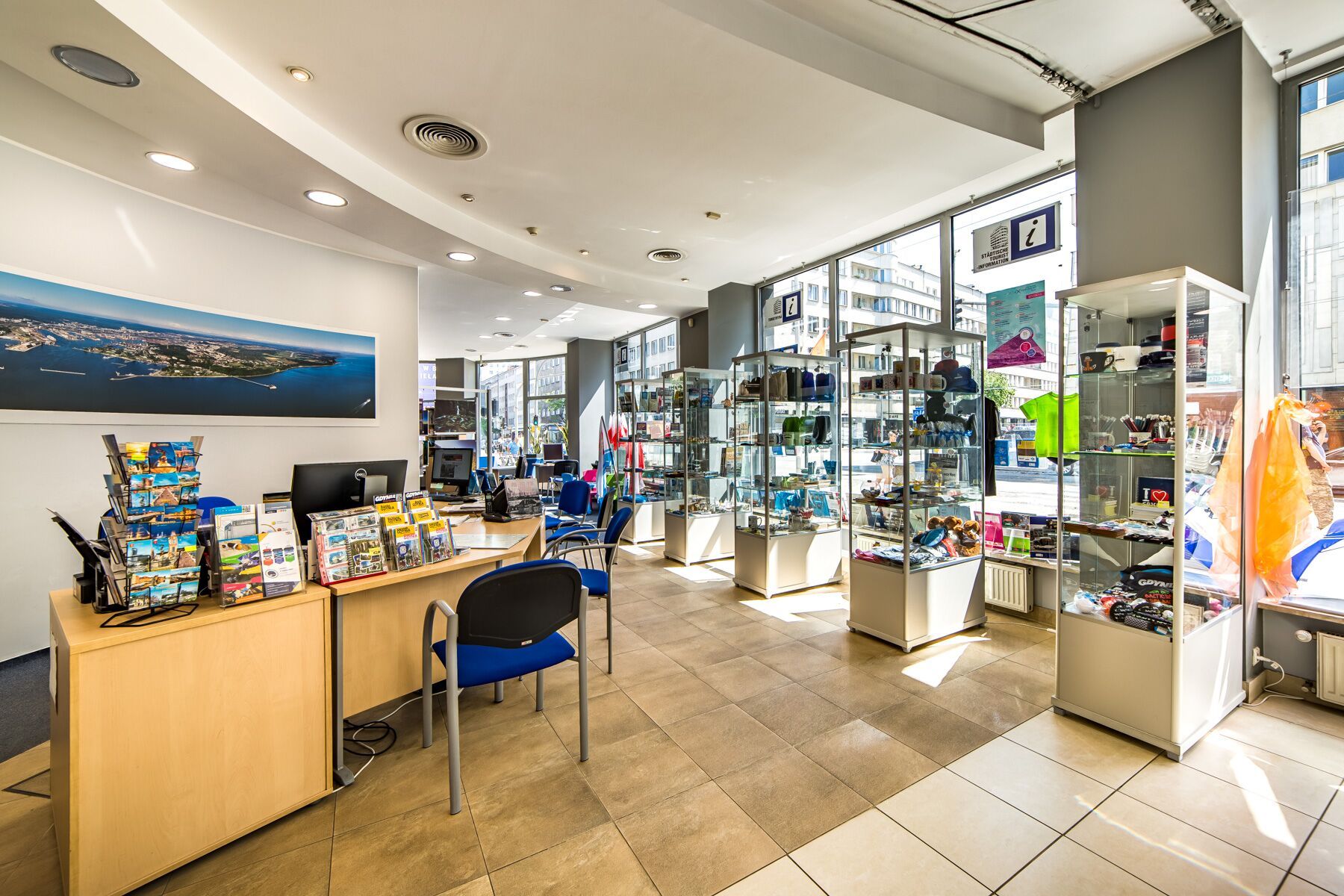 Wnętrze biura Gdyńskiej Informacji Turystycznej 