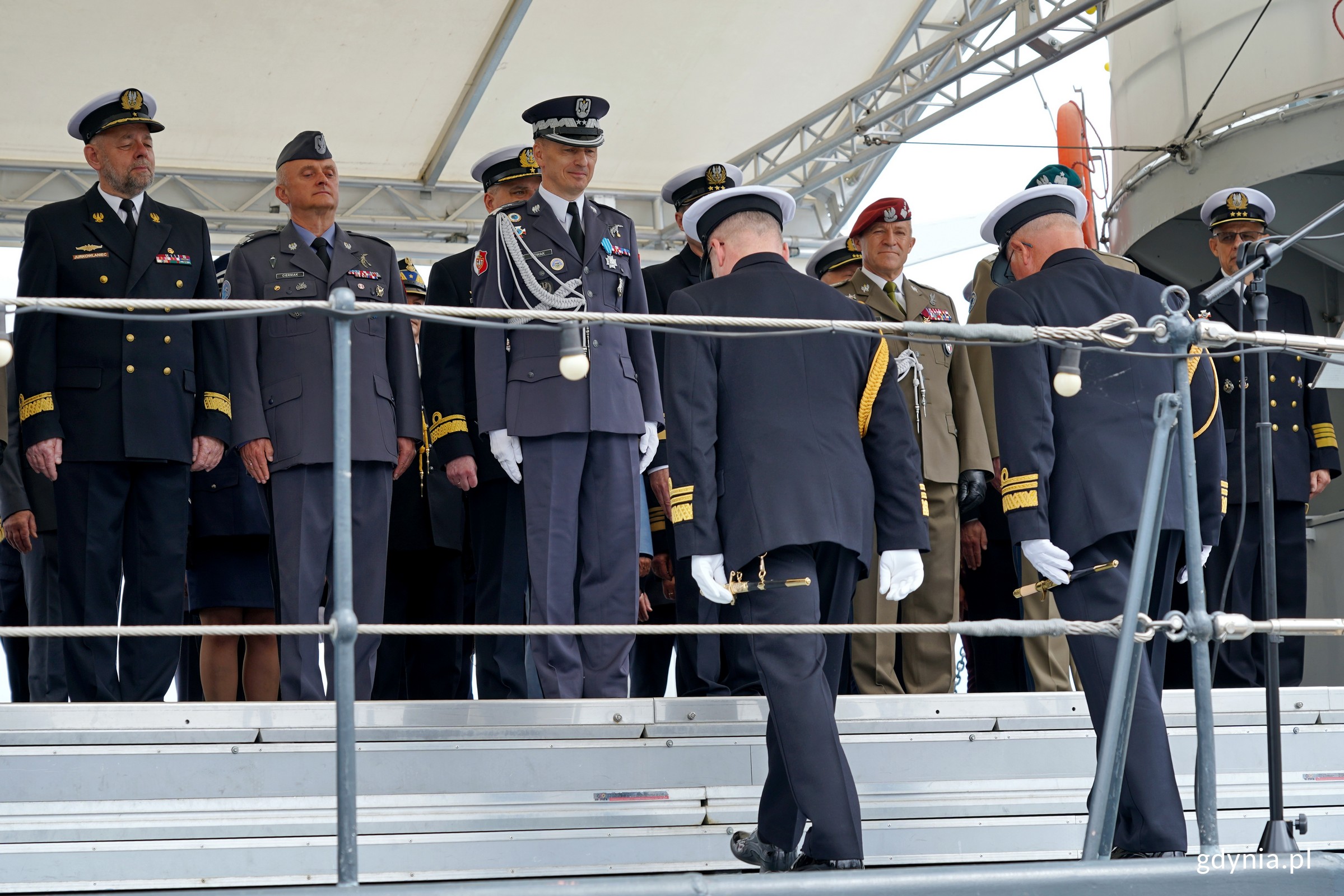 gen. dyw. pil. Ireneusz Nowak &ndash; dow&oacute;dca operacyjny rodzaj&oacute;w sił zbrojnych odbierający meldunek od wiceadm. Piotra Niecia i wiceadm. Krzysztofa Jaworskiego podczas uroczystości przekazania obowiązk&oacute;w dow&oacute;dcy COM - DKM (fot. Magdalena Czernek)
