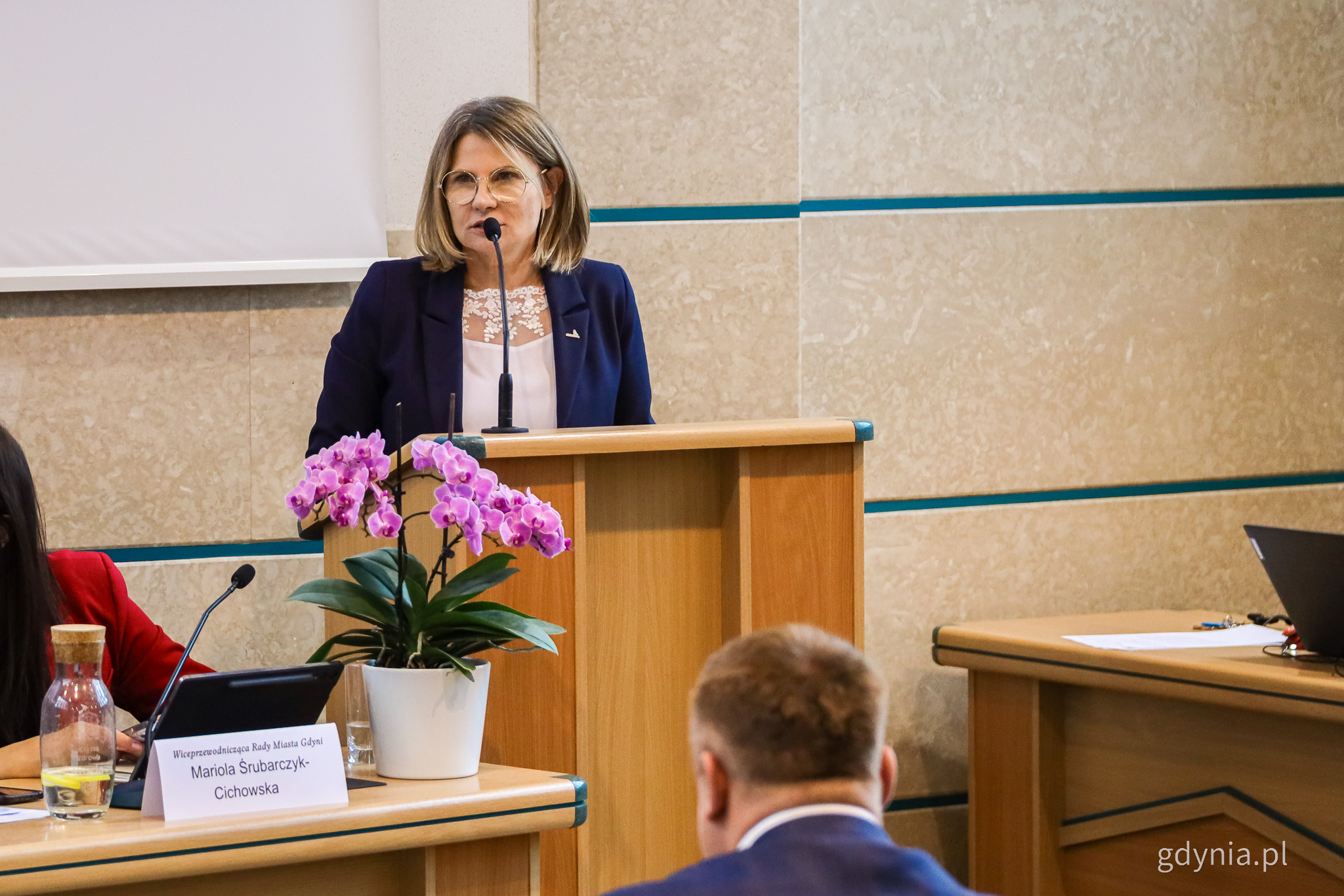Sala obrad Rady Miasta, m&oacute;wnica, przemawia Honorata Krupka