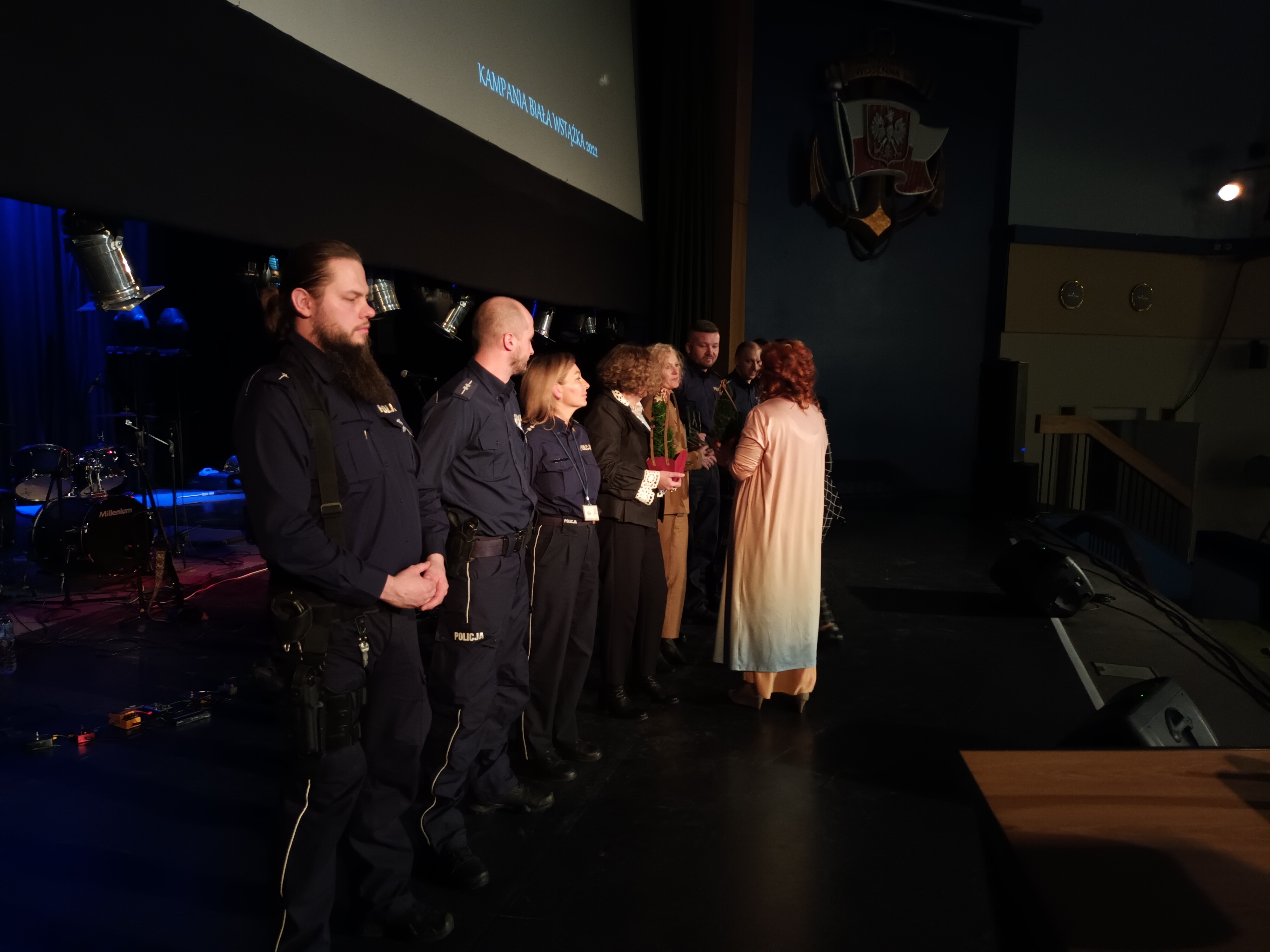 Osoby podczas wręczenia nagr&oacute;d 