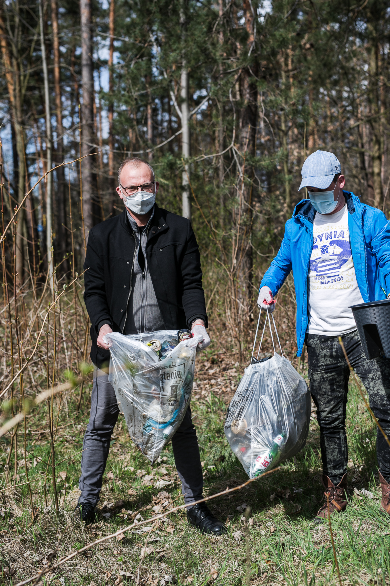 Wiceprezydent Michał Guć w czasie sprzątania lasu na Karwinach, fot. Karol Stańczak