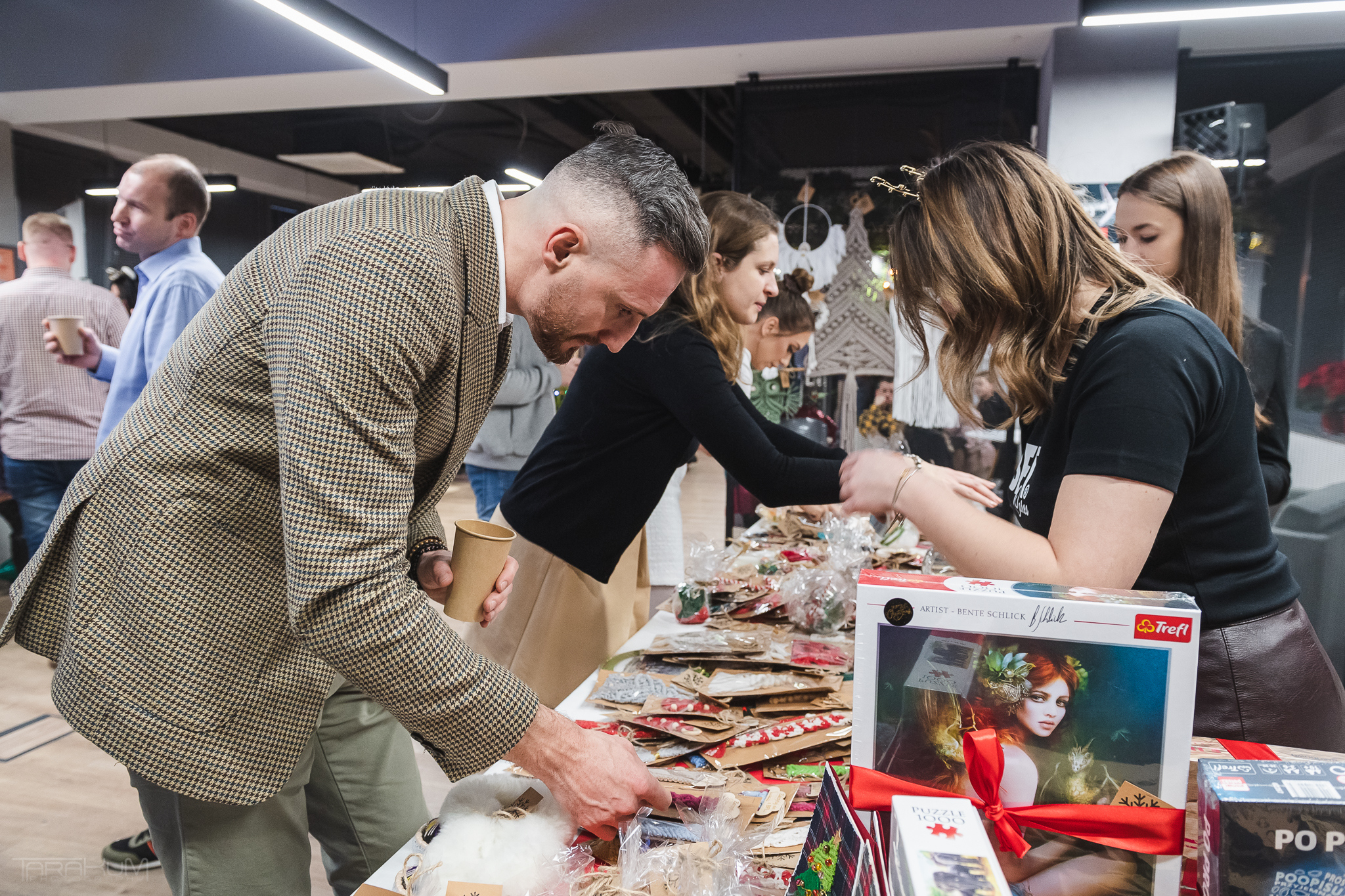 Osoby uczestniczące w kiermaszu 