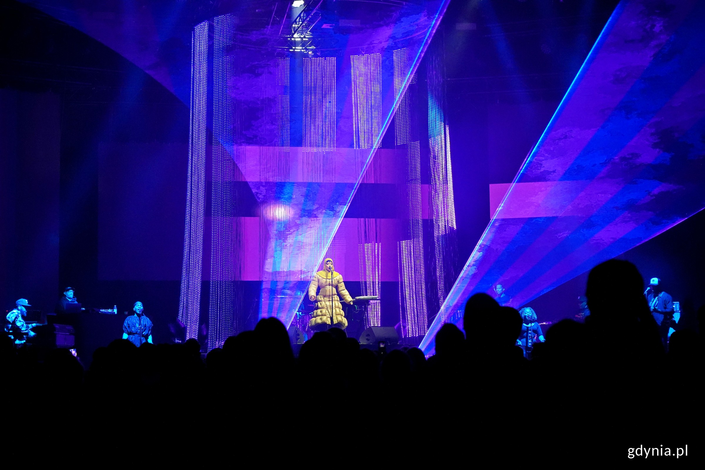 Koncert Eryki Badu w Polsat Plus Arenie Gdynia. Artystce towarzyszyło świetlne show, kt&oacute;re wsp&oacute;łtworzyli gdynianie
