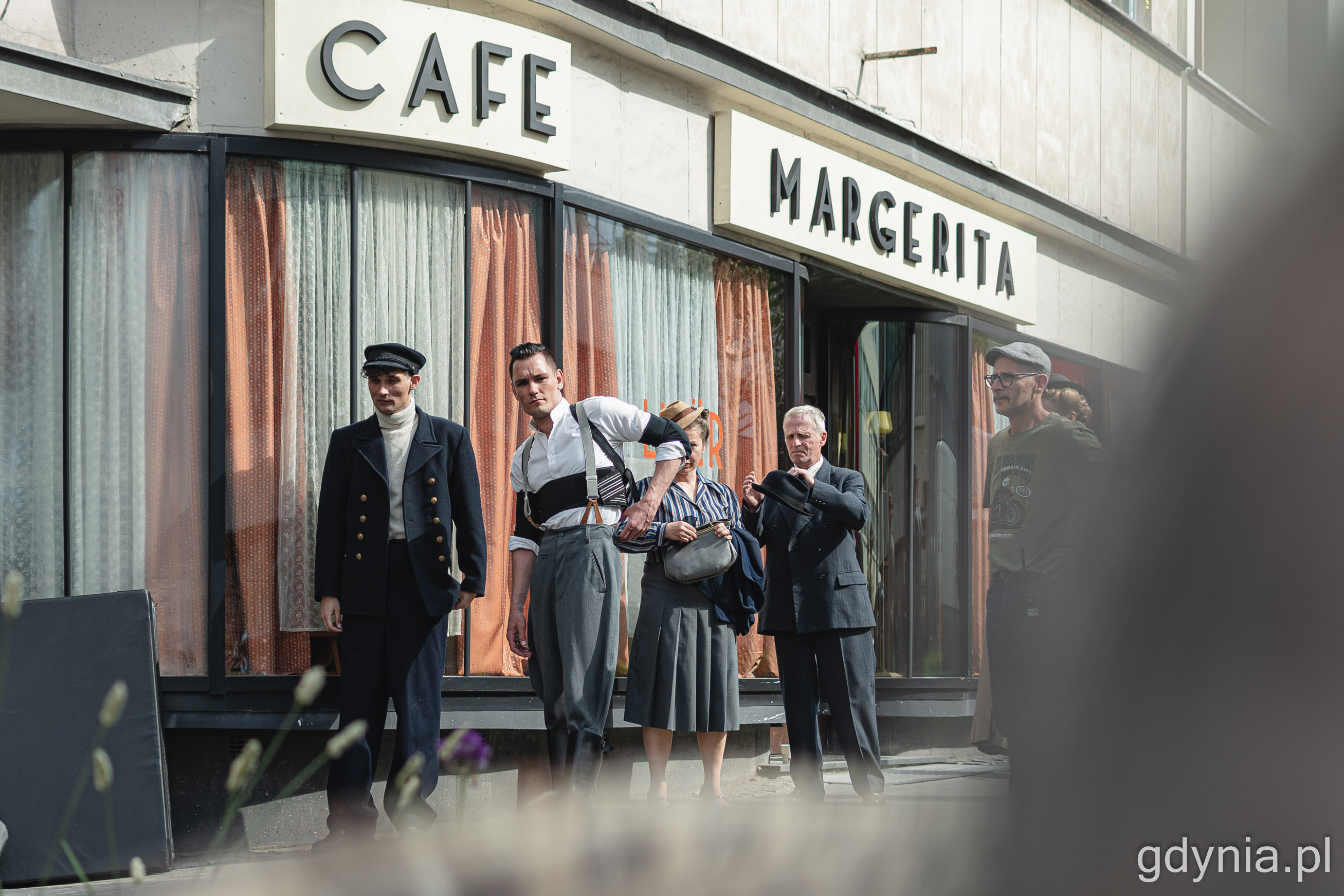 Na planie serialu &bdquo;Zatoka Szpieg&oacute;w&rdquo; przed kawiarnią Cyganeria