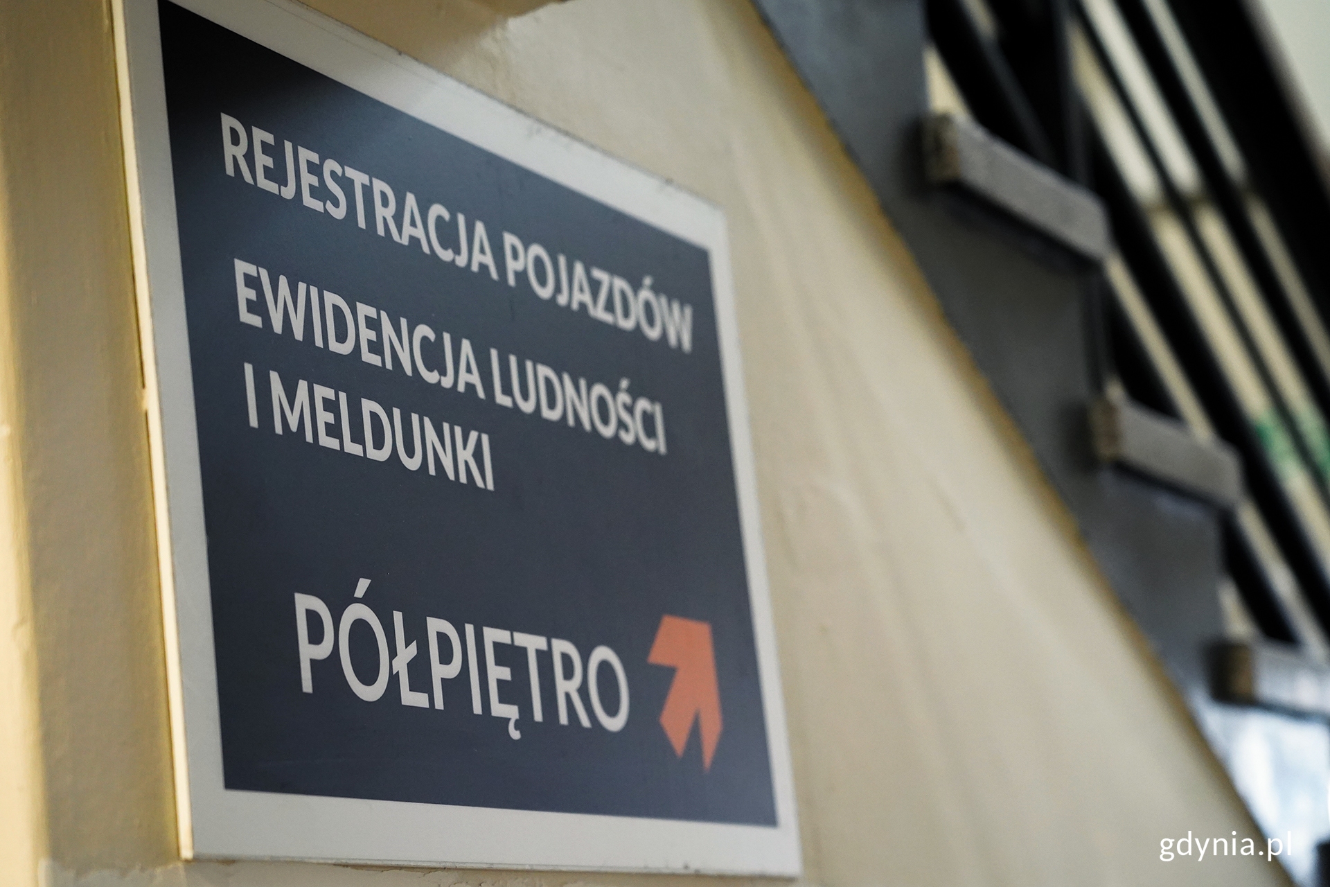 Drogowskaz w Urzędzie Miasta Gdyni prowadzący do sali rejestracji pojazd&oacute;w