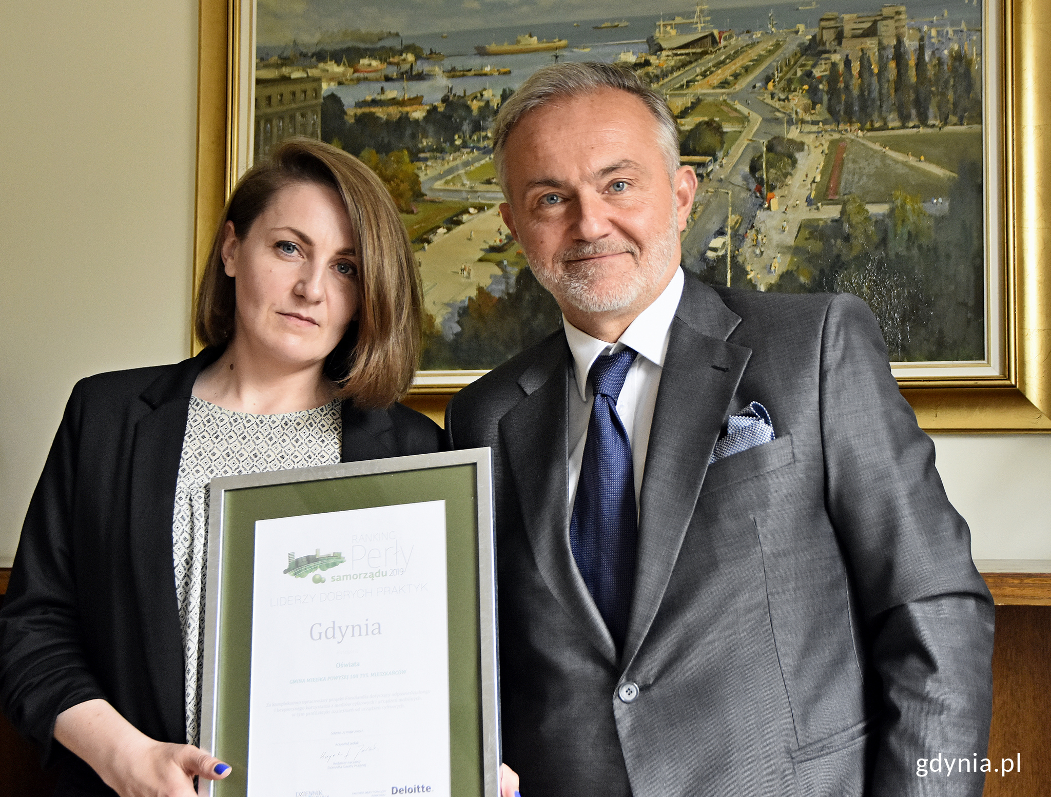 Aneta Grygiel-Dorszewska z Referatu Projekt&oacute;w Edukacyjnych i prezydent Gdyni, Wojciech Szczurek, fot. Kamil Złoch