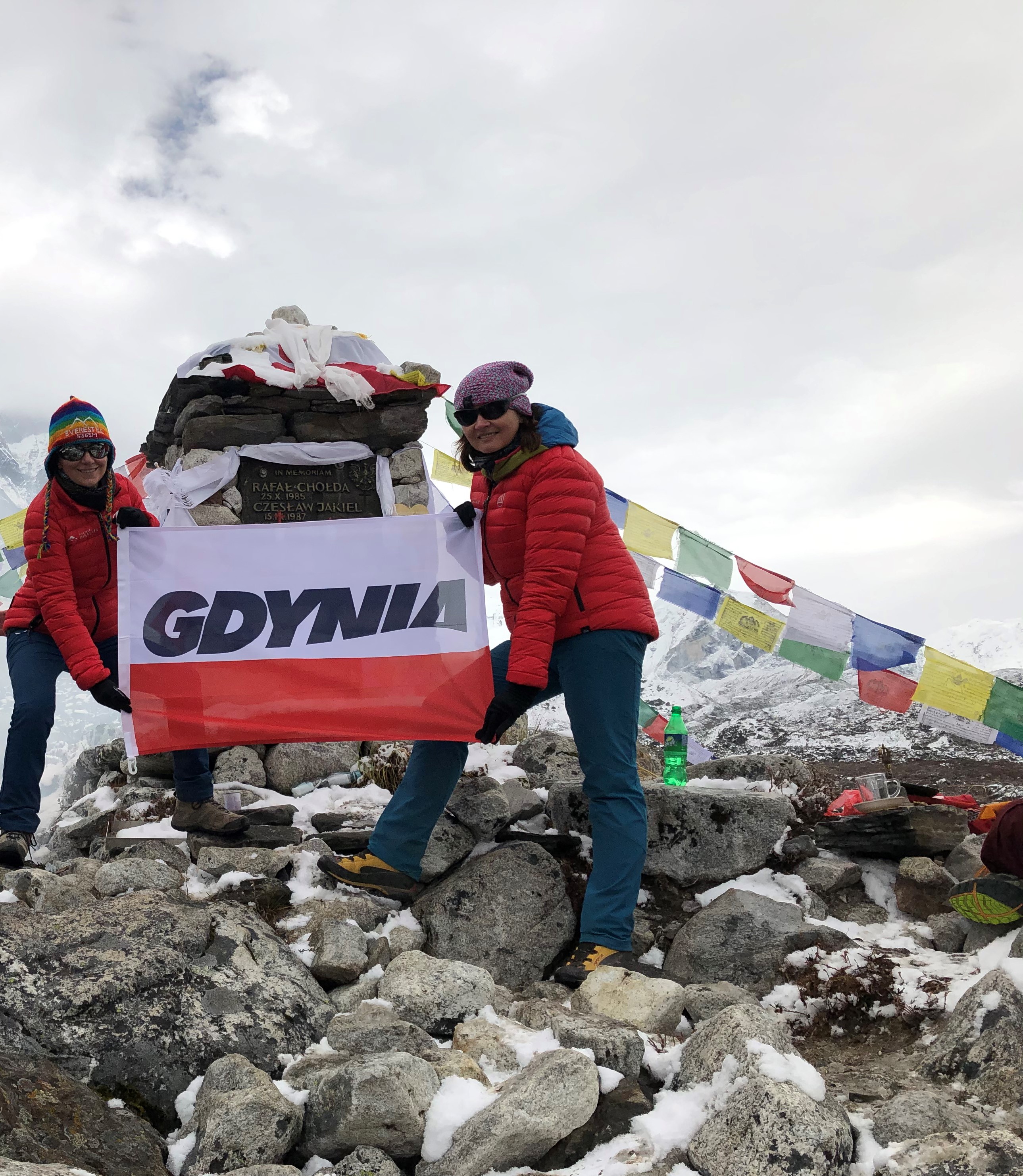 Gdynianki Joanna Orlińska i Monika Todorow-Wrycza przy tablicy upamiętniającej Jerzego Kukuczkę i dw&oacute;ch innych polskich himalaist&oacute;w, kt&oacute;rzy zginęli podczas wyprawy na Lhotse: Rafała Chołdę i Czesława Jakiela // fot. materiały własne: Monika Todor-Wrycza / Joanna Orlińska