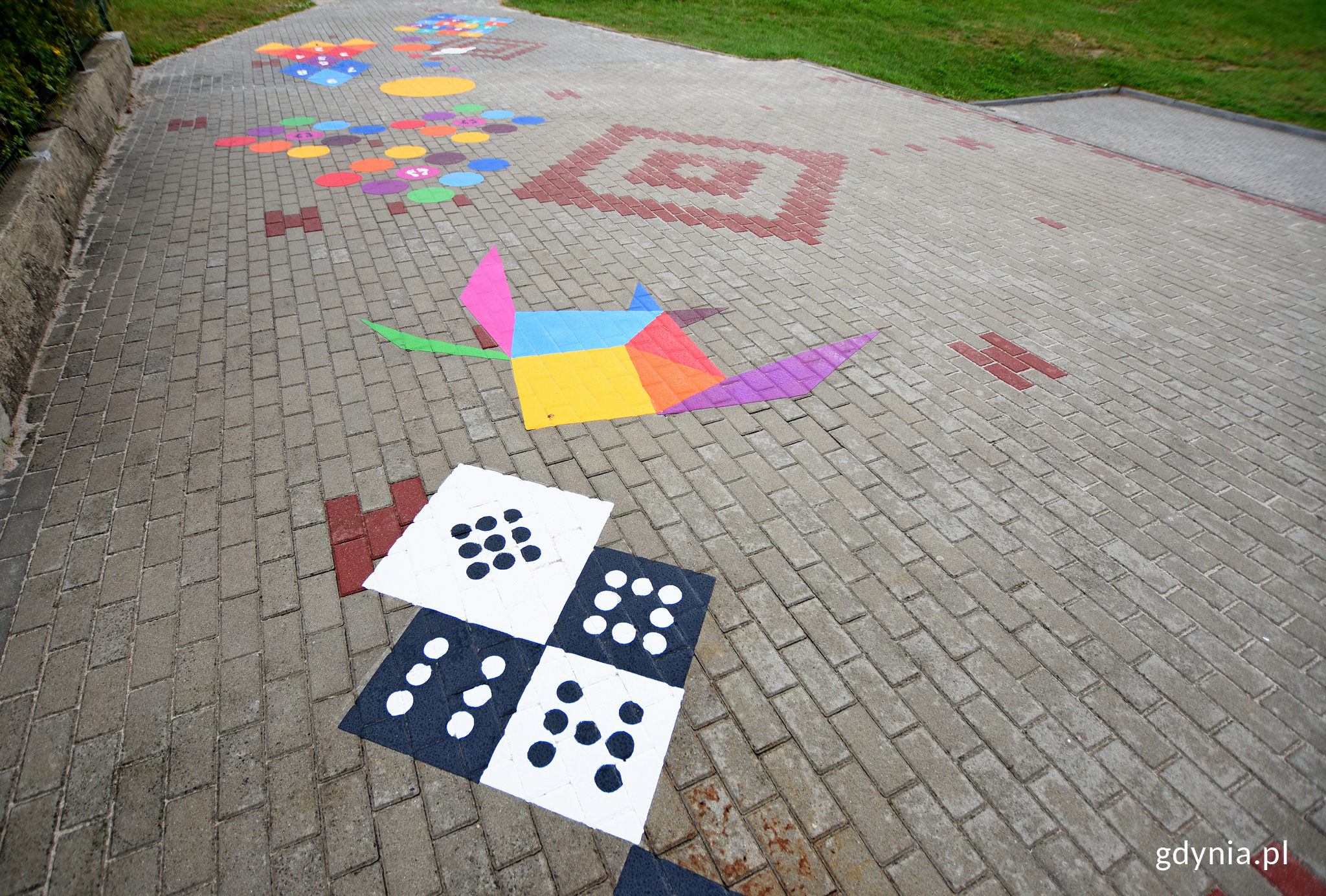 Przestrzeń szkolno-przedszkolna przy Wiczlińskiej zyskała łącznie 4 kolorowe gry podw&oacute;rkowe, fot. Kamil Złoch 