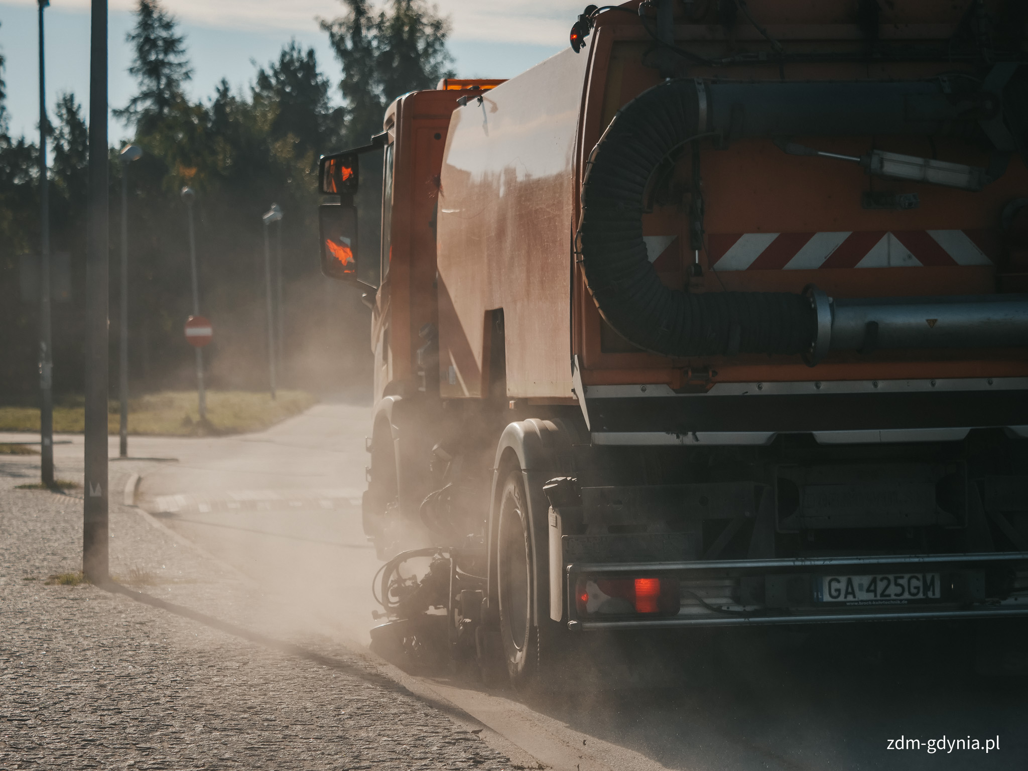 Strzątanie jezdni mechanicznymi szczotkami (fot. Marcin Mielewski, Zarząd Dr&oacute;g Miejskich)