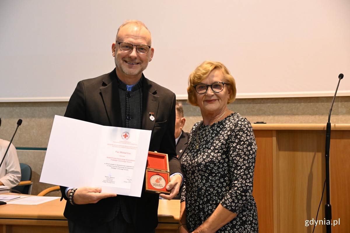 Wiceprezydent Gdyni Michał Guć otrzymał Medal 65-lecia Honorowego Krwiodawstwa Polskiego Czerwonego Krzyża z rąk Jolanty Pacer, prezes oddziału rejonowego Polskiego Czerwonego Krzyża w Gdyni