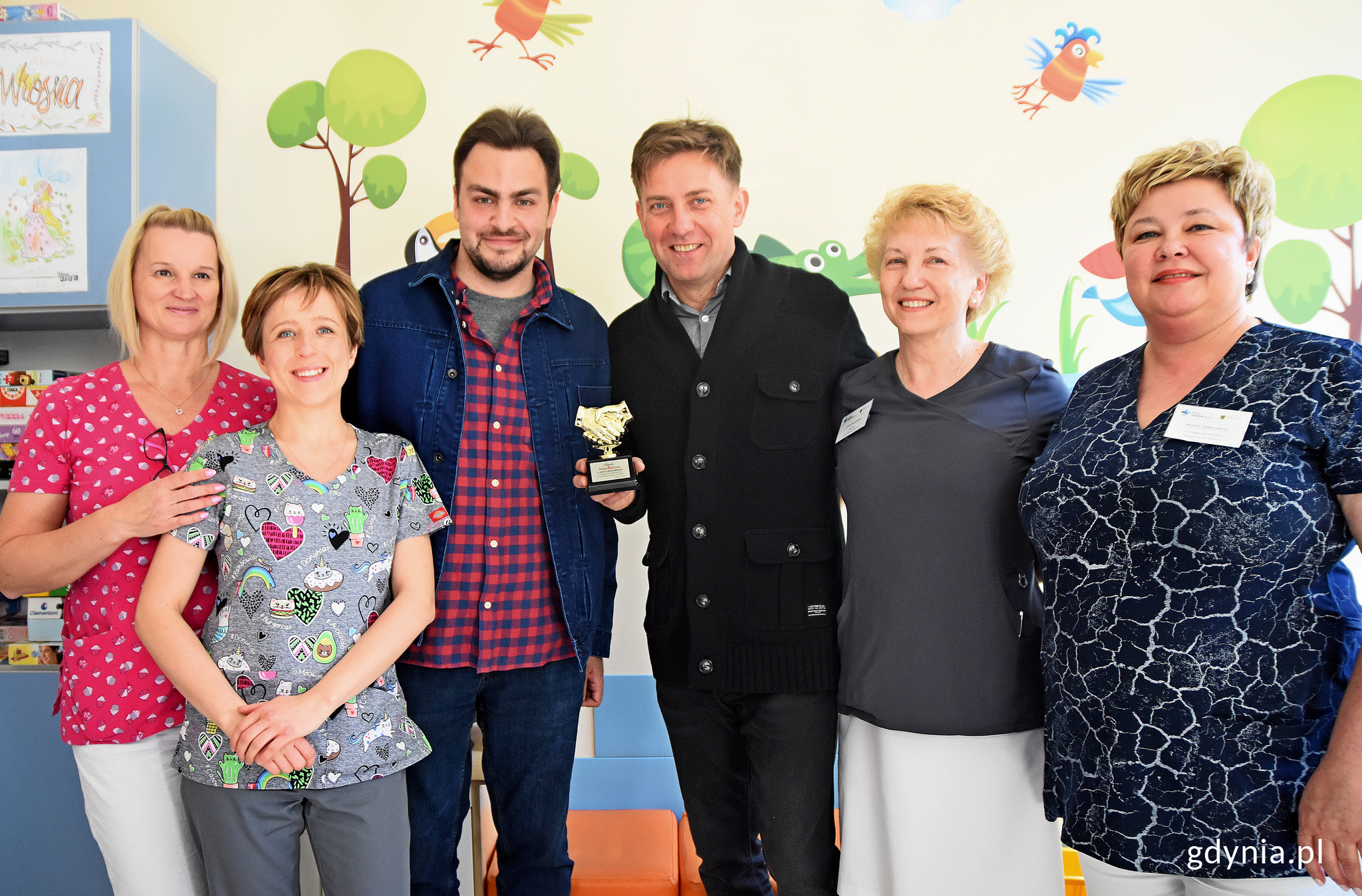 Rafał Kr&oacute;likowski ze statuetką od Przemysława Szalińskiego, w towarzystwie personelu Szpitala im. PCK w Redłowie, fot. Kamil Złoch