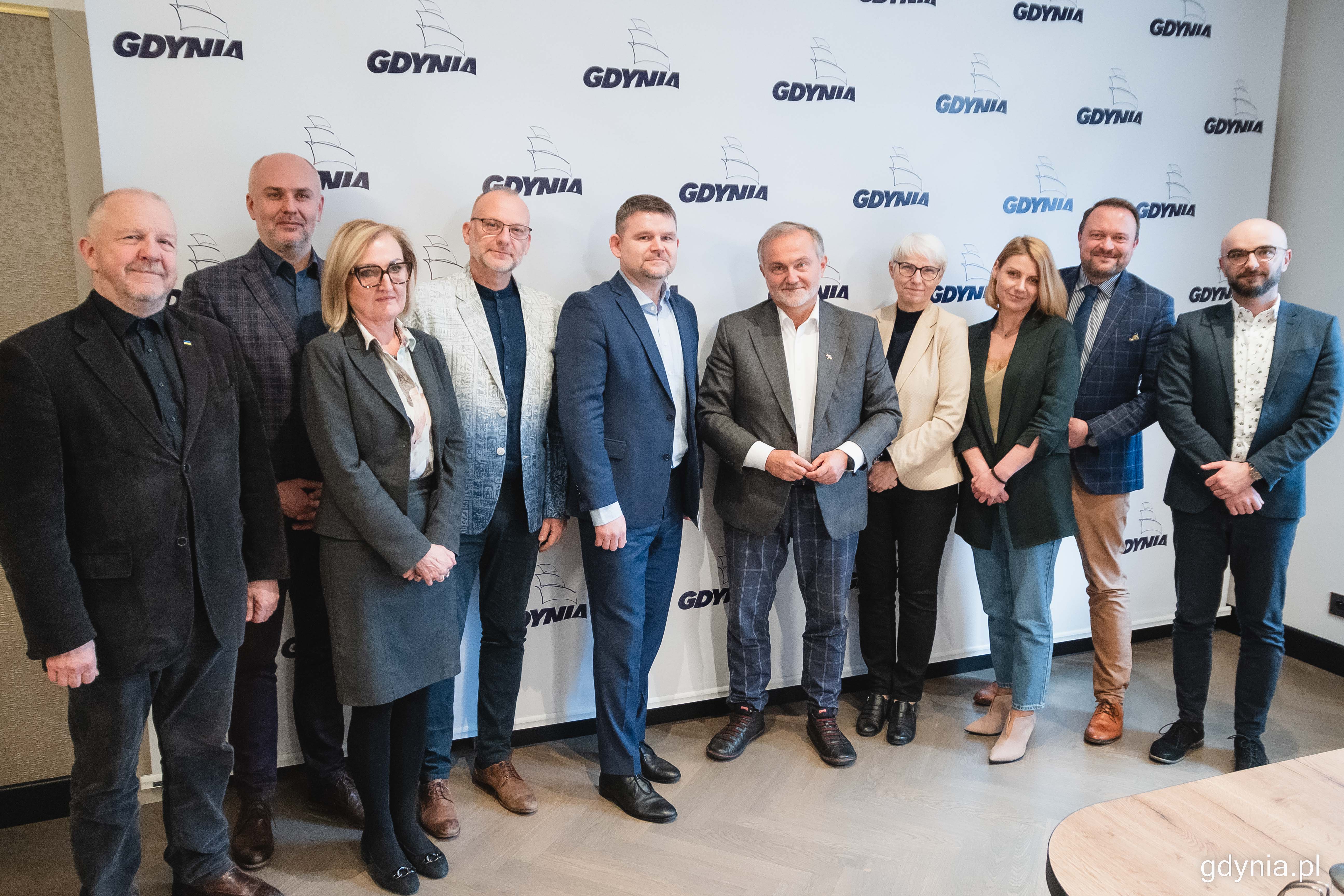 Członkowie kolegium prezydenta Gdyni powitali nowego naczelnika Roberta Rondudę, fot. Kamil Złoch