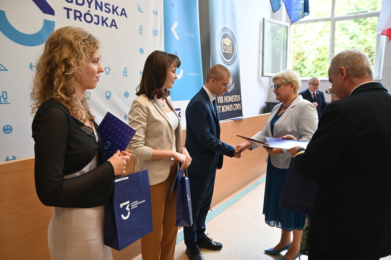 Podw&oacute;jny jubileusz III LO im. Marynarki Wojennej w Gdyni - wręczanie nagr&oacute;d