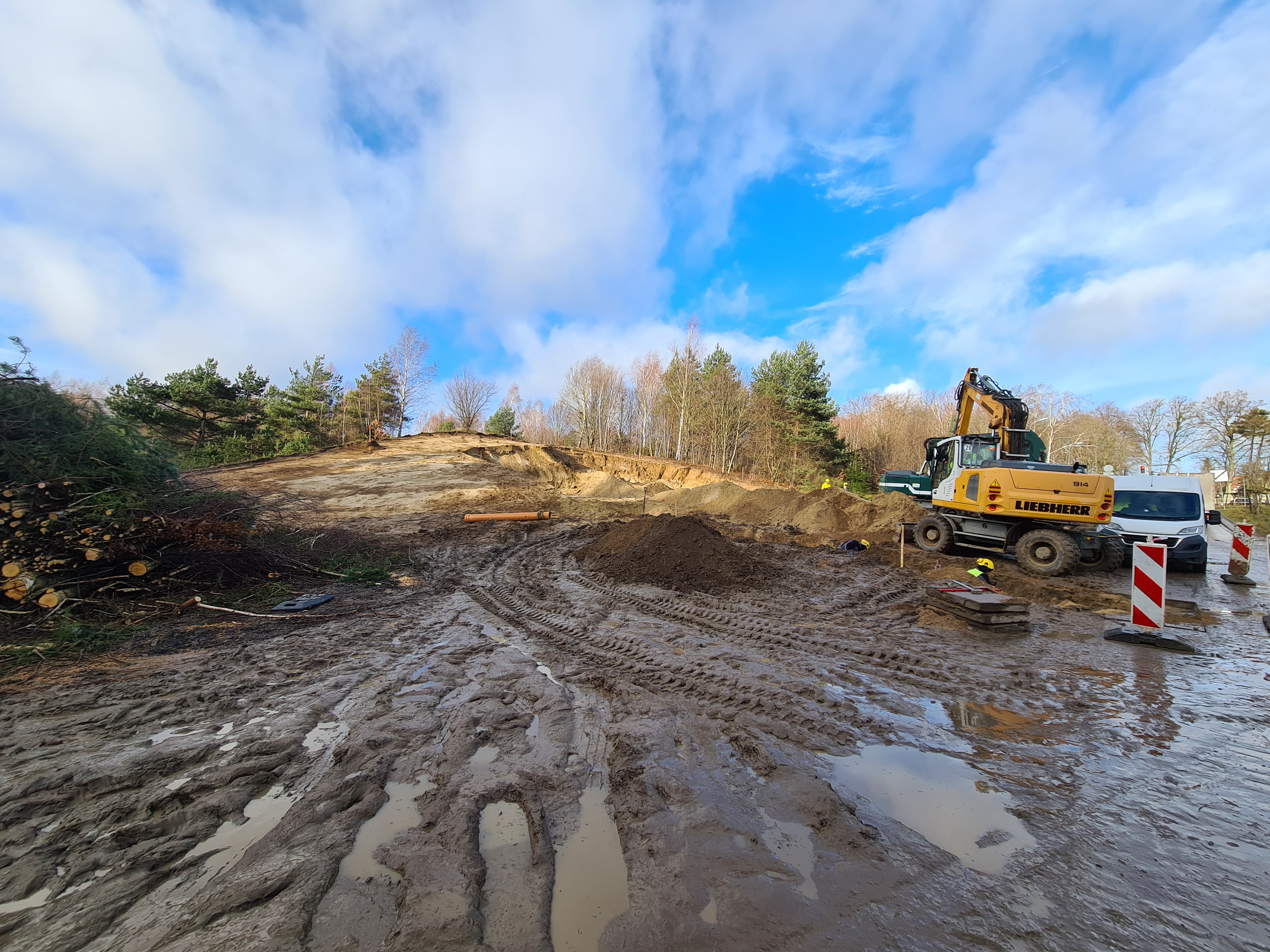 Cięzki sprzęt przy pracach ziemnych - to początkowe etapy przygotowywania do budowy, fot. Gdynia.pl